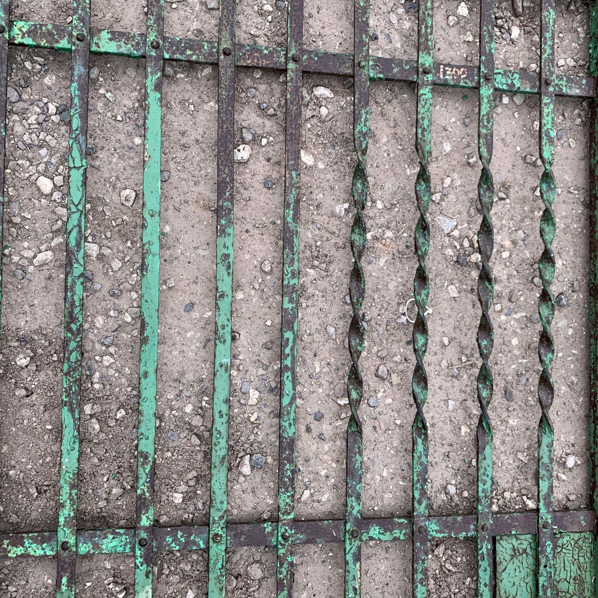 Vecchio cancello in ferro verde 