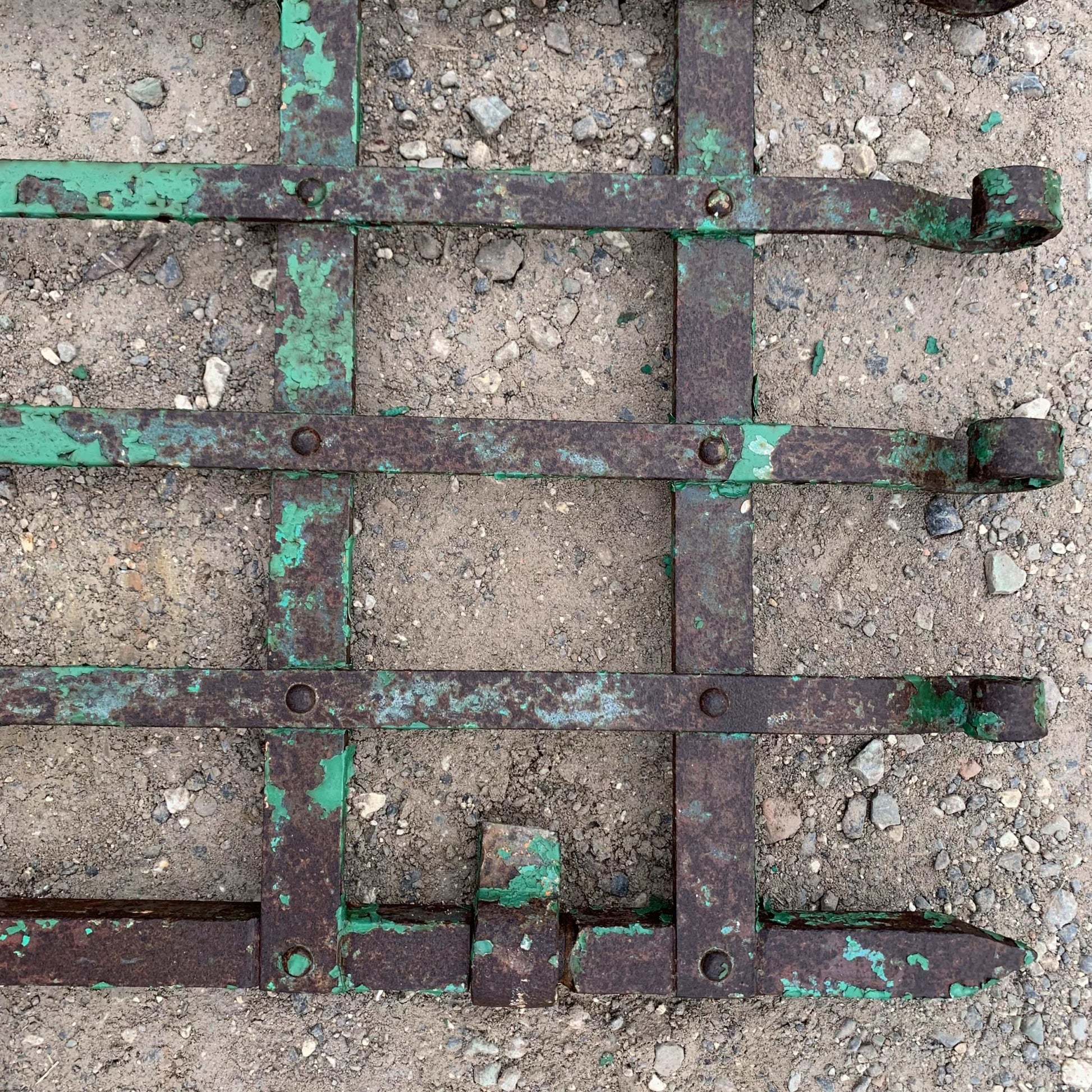 Vecchio cancello tinto di verde 
