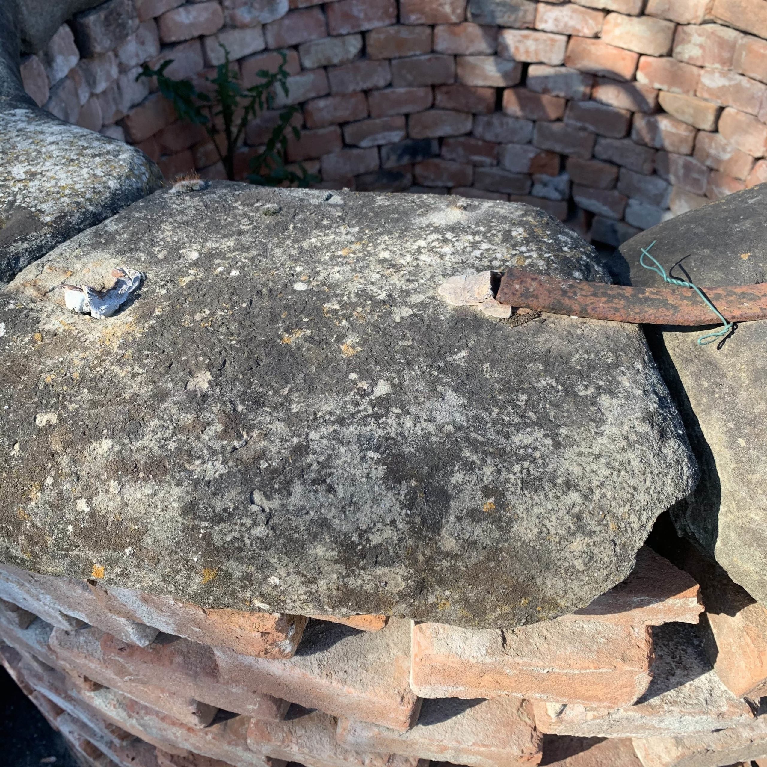 Vecchio giro pozzo di pietra 