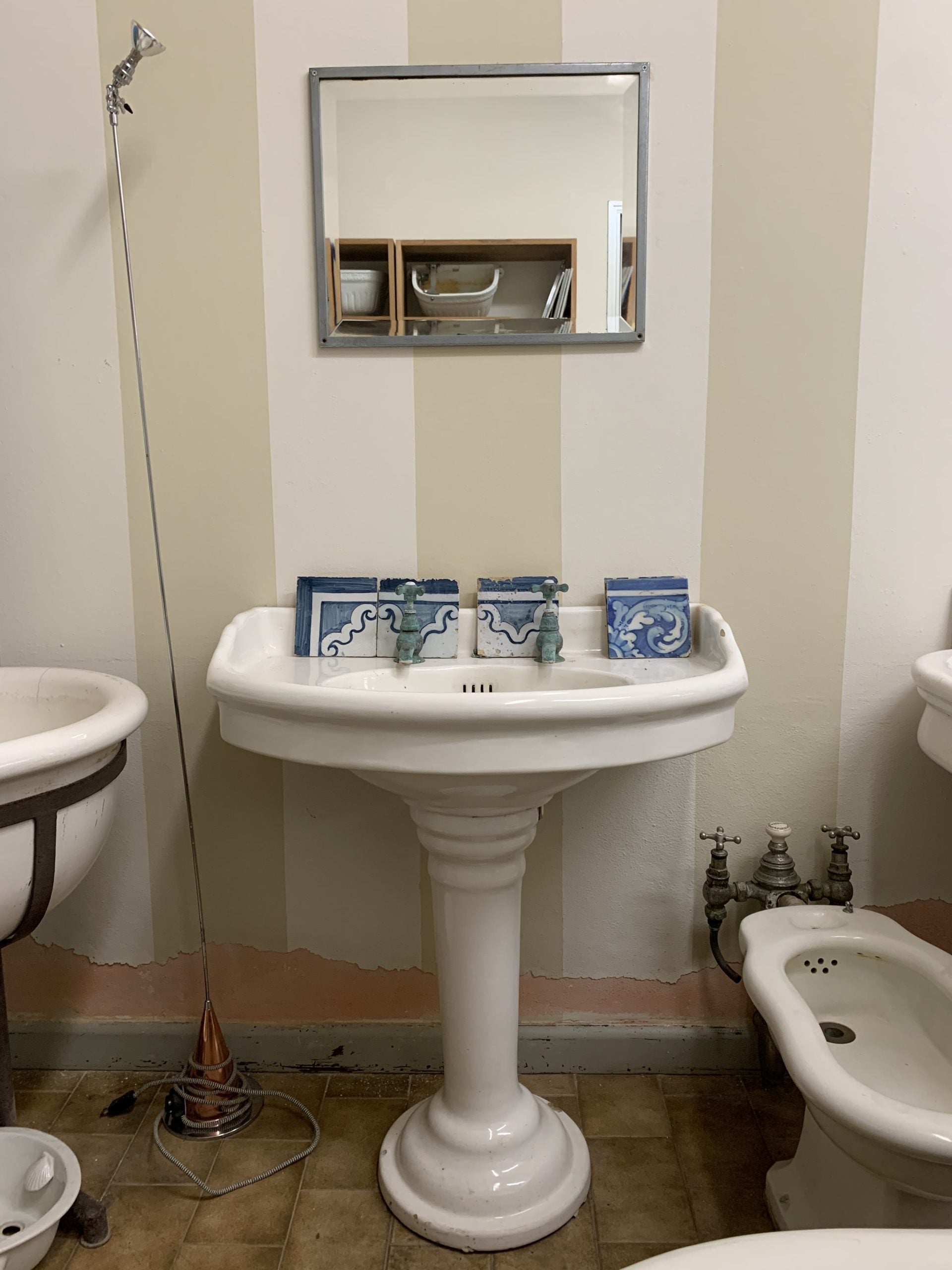 Vecchio lavandino in ceramica