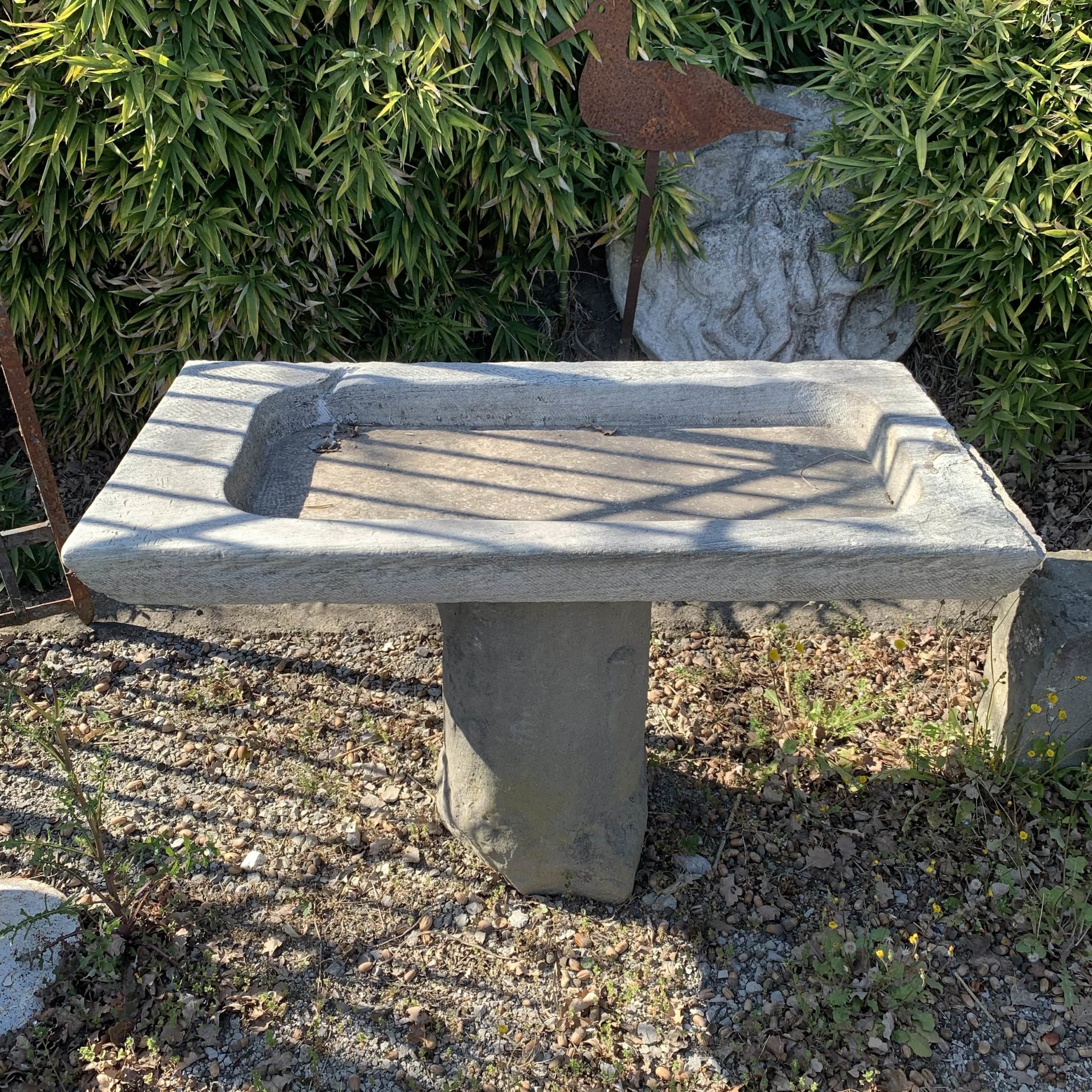 Vecchio lavandino in marmo cipollino