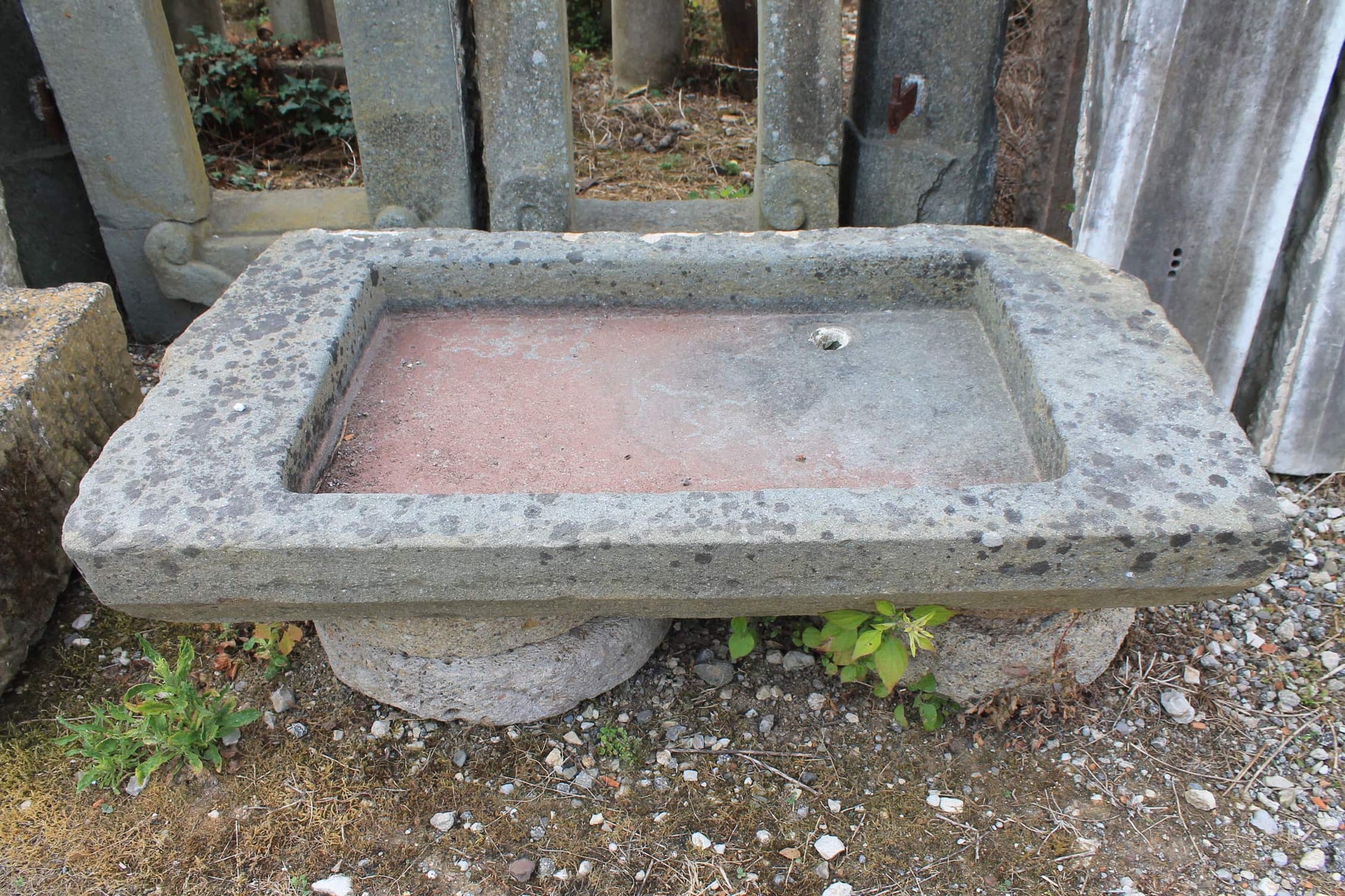 Vecchio lavandino in pietra rettangolare 