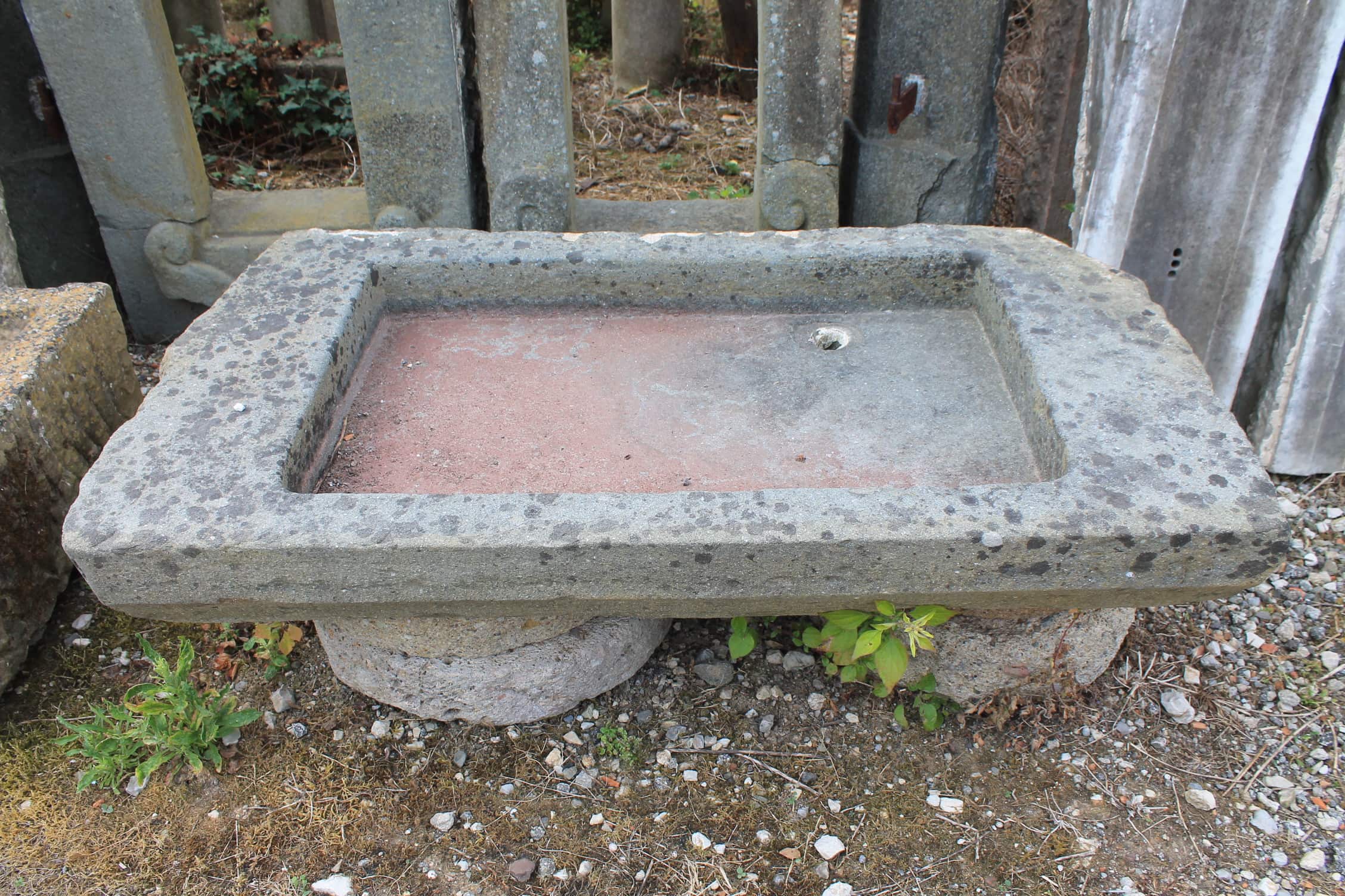 Vecchio lavandino in pietra rettangolare 