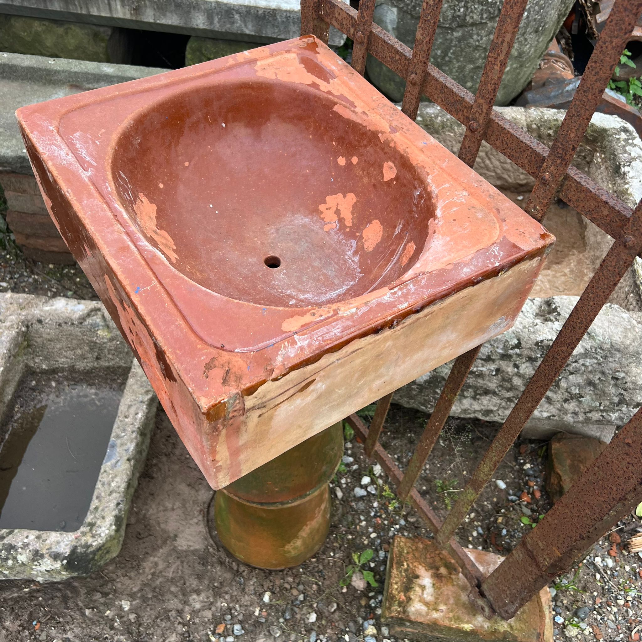 Vecchio lavandino in terracotta 