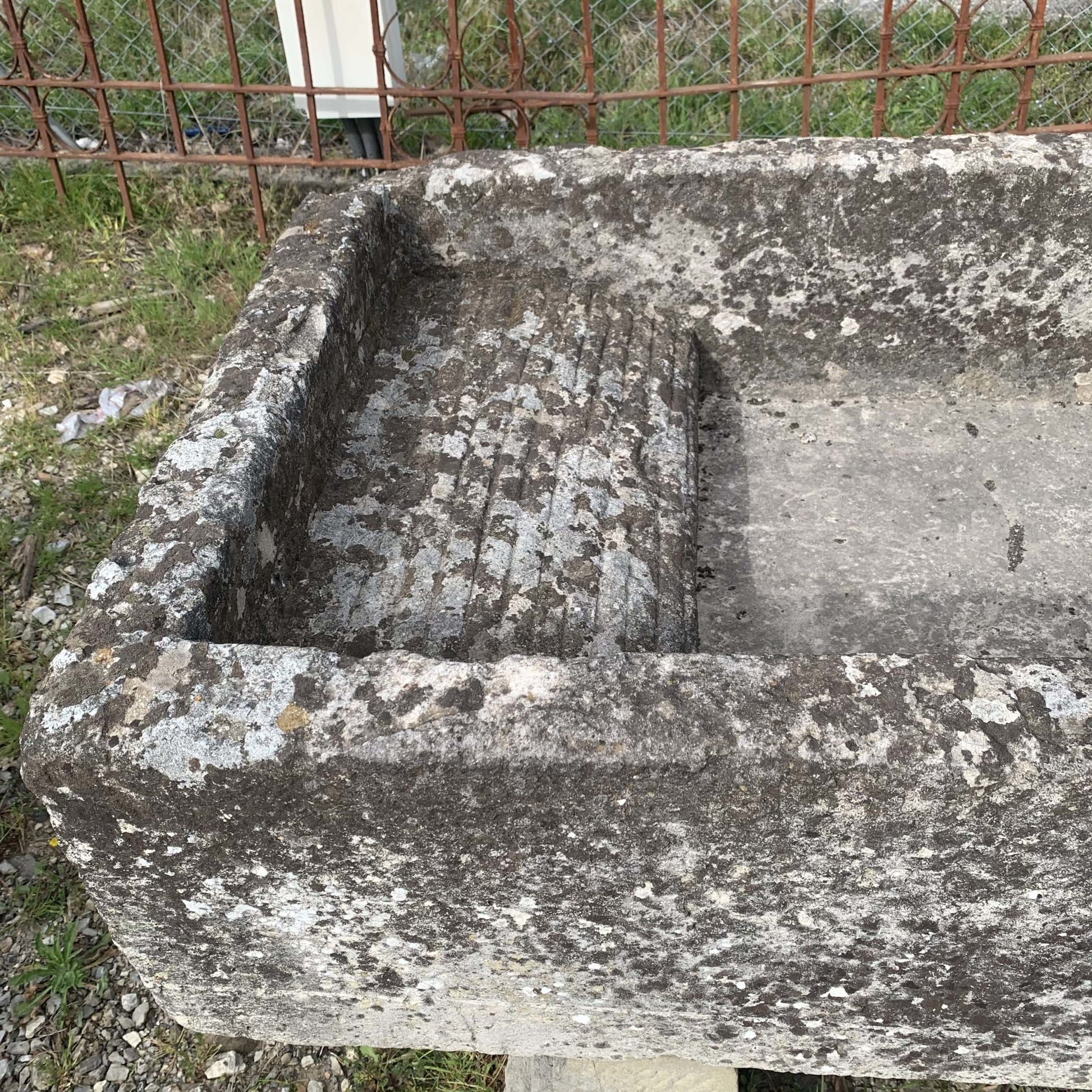 Vecchio lavatoio in pietra dettaglio 