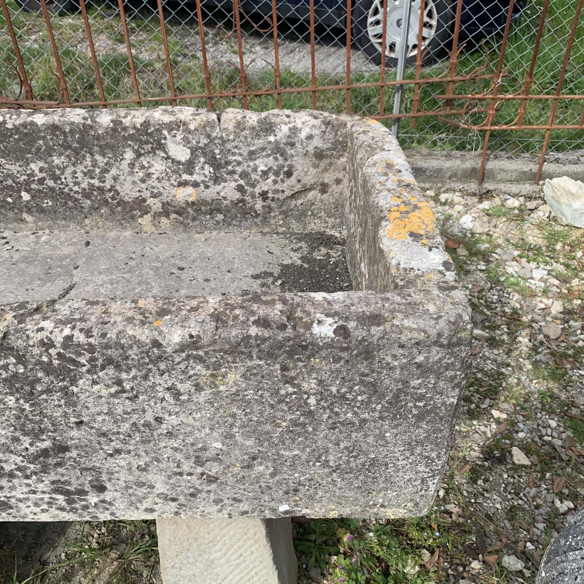 Vecchio lavatoio in pietra dettaglio2 
