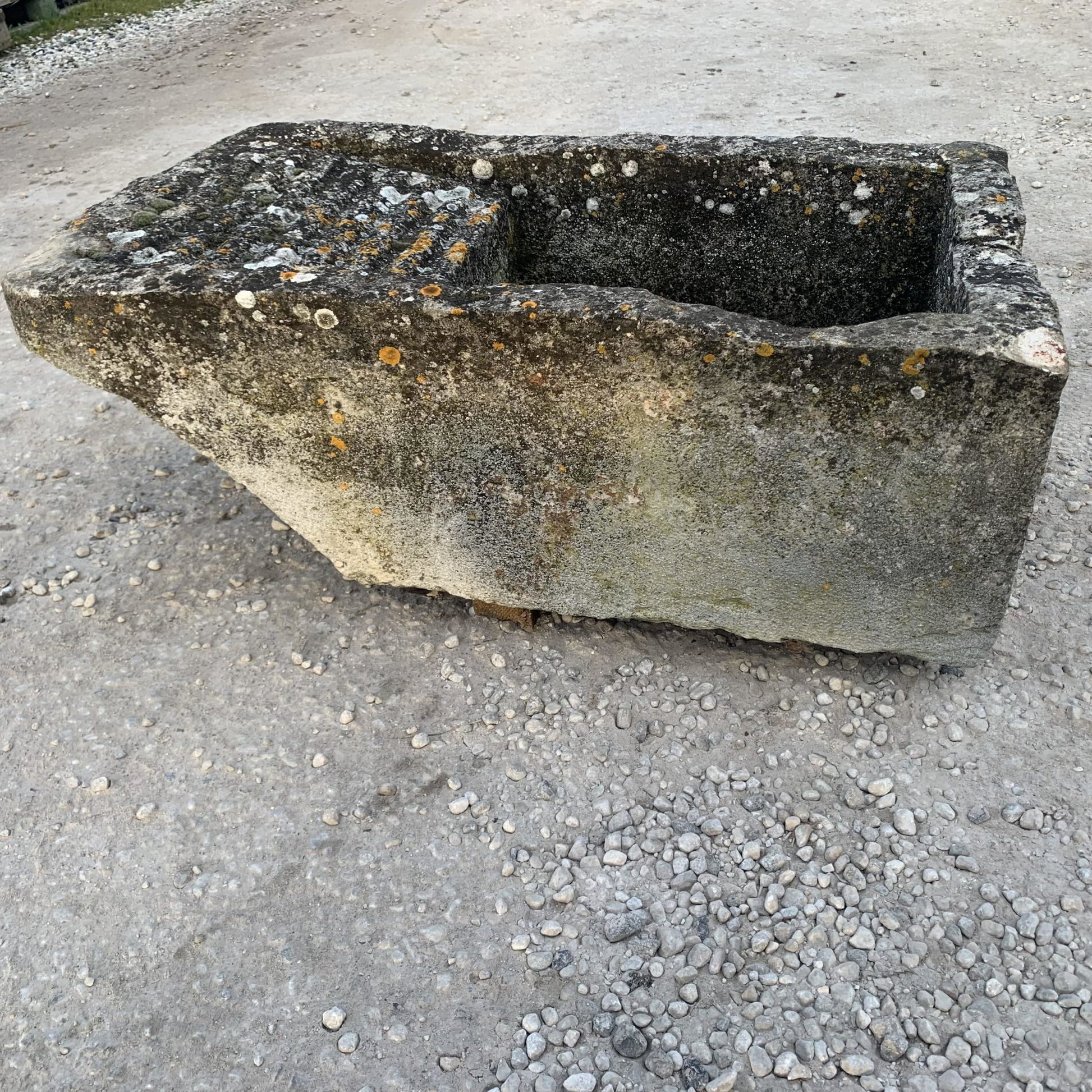 Vecchio lavatoio in pietra piccolo