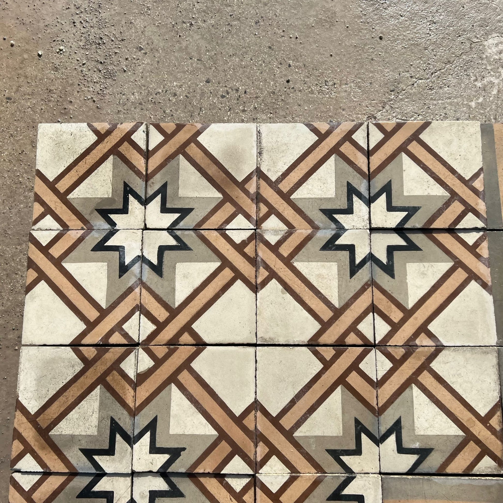 Vecchio pavimento di cementina con stelle 