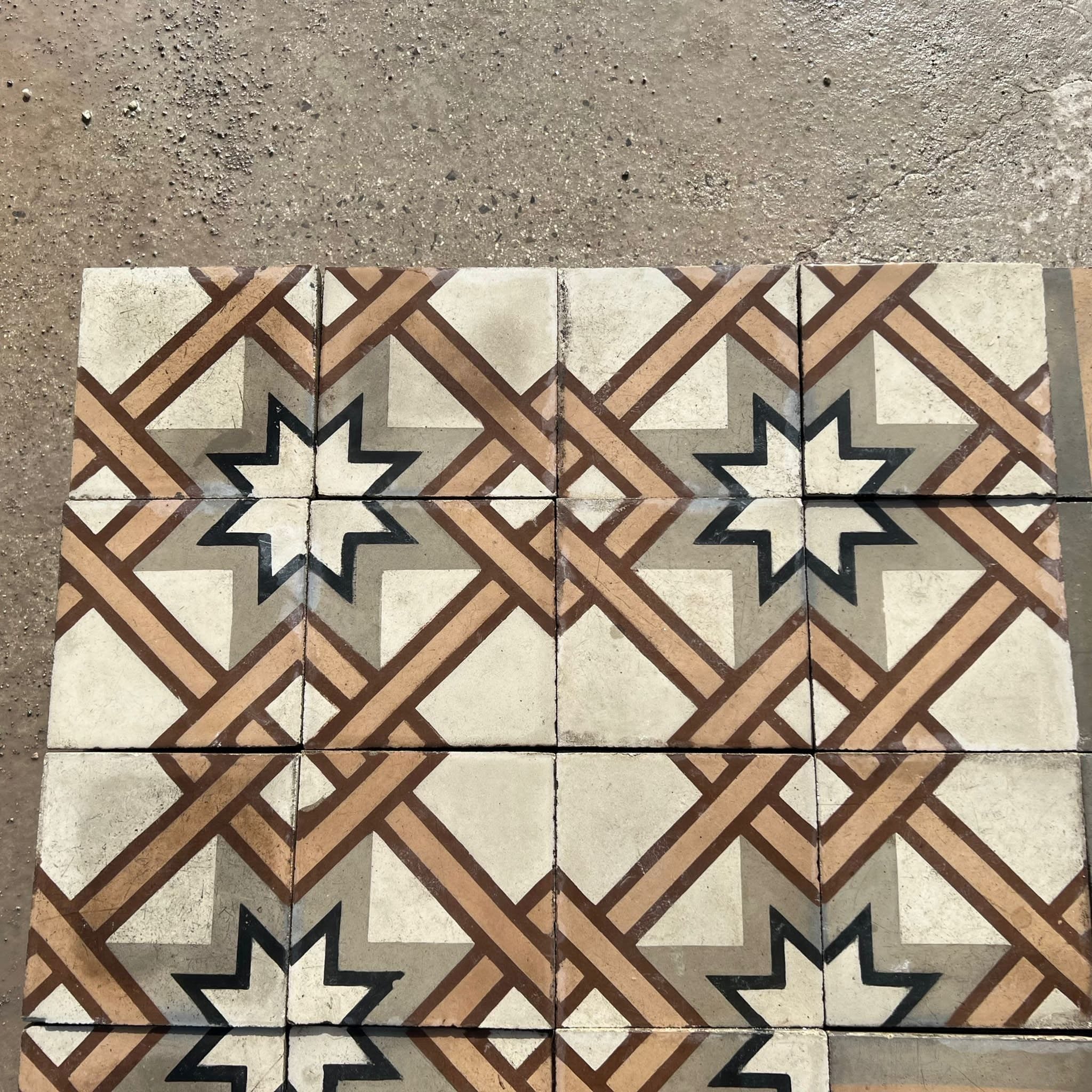 Vecchio pavimento di cementina con stelle 