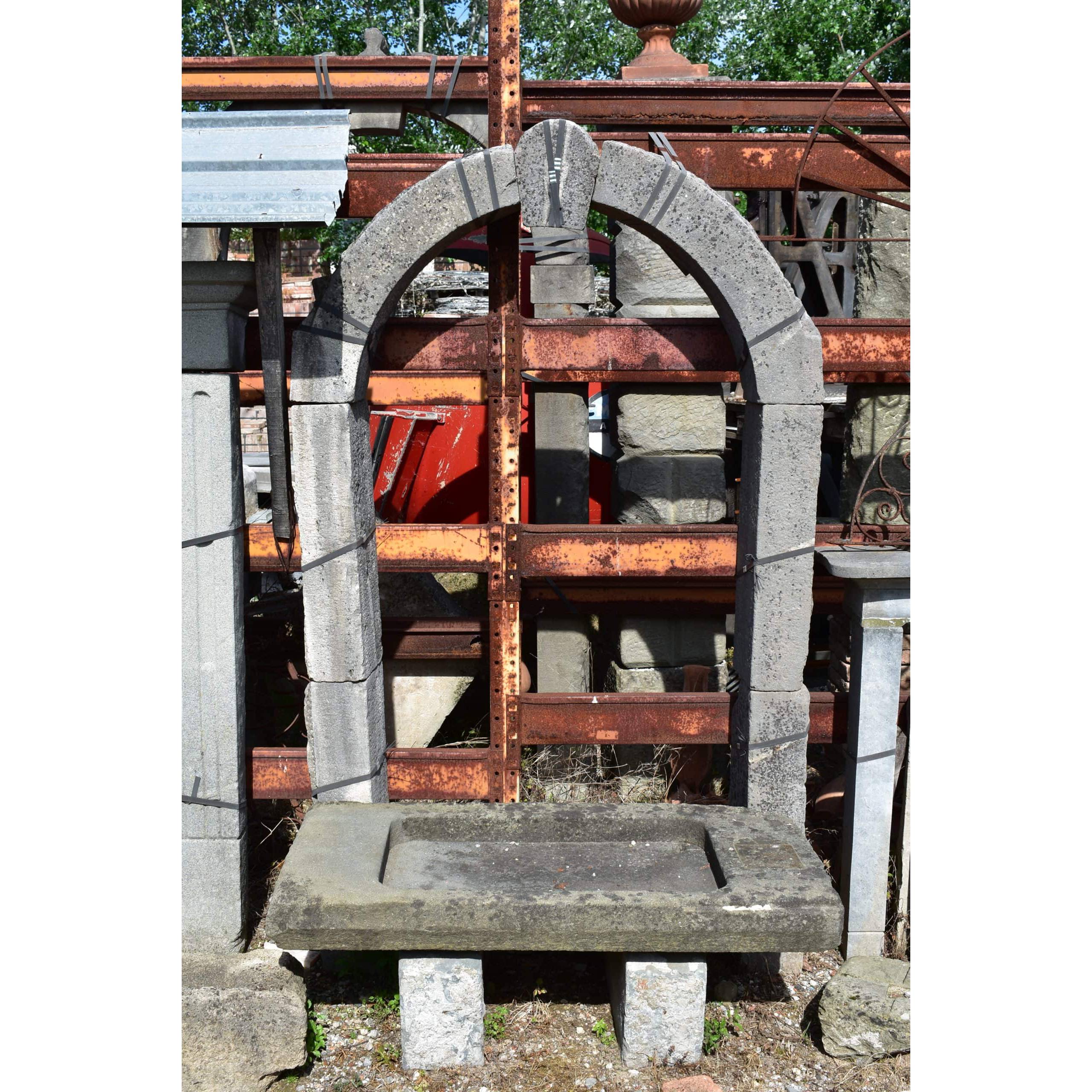 Vecchio portale ad arco di pietra 