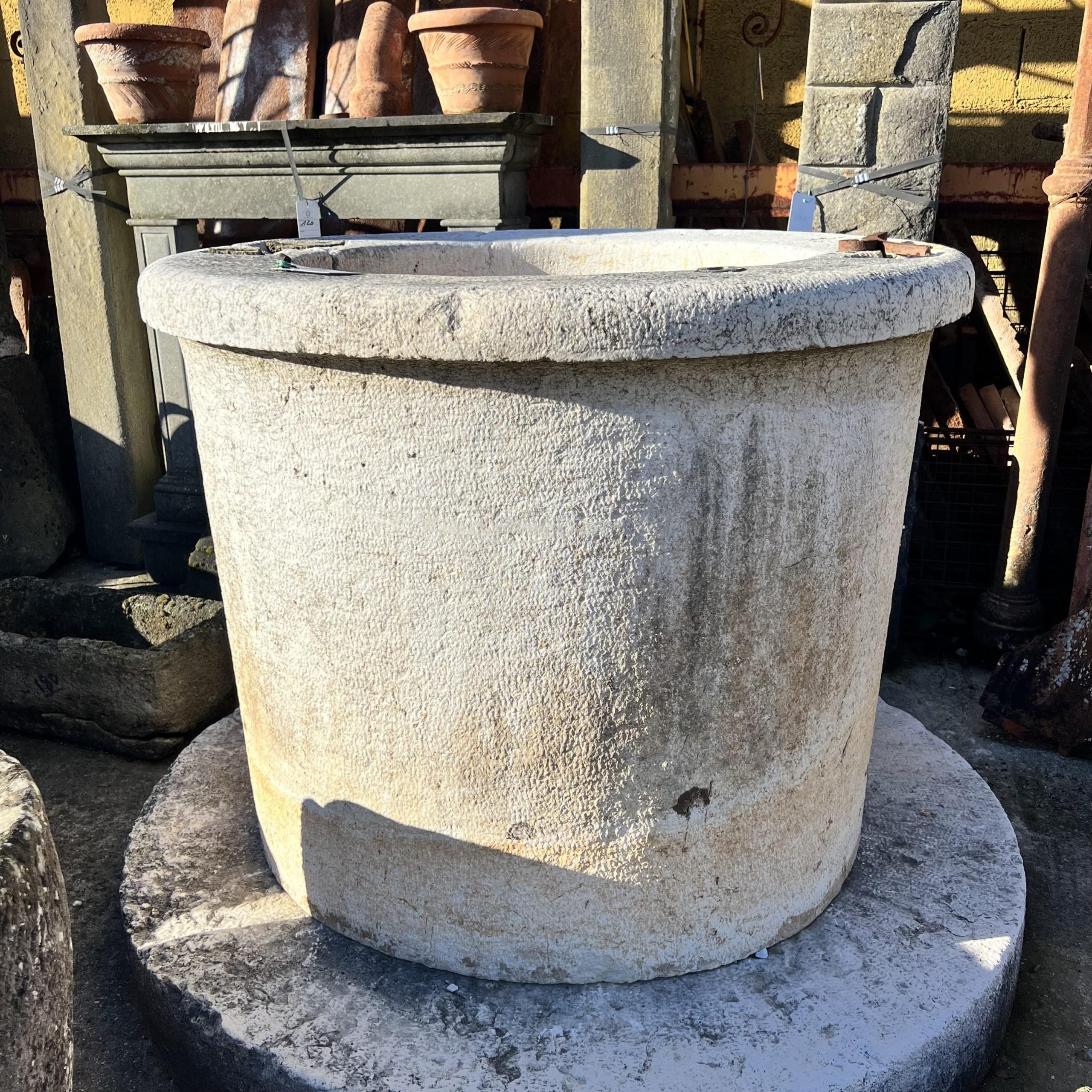 Vecchio pozzo di pietra 