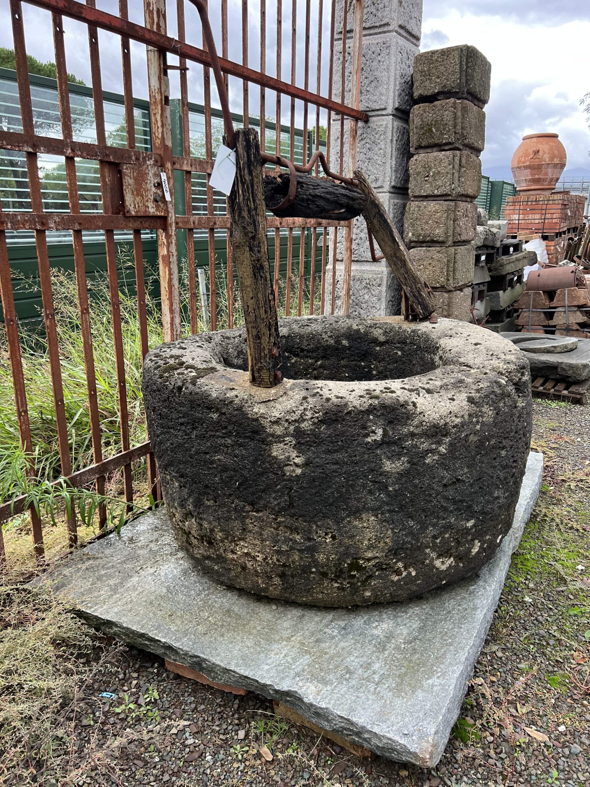 Vecchio pozzo in pietra 