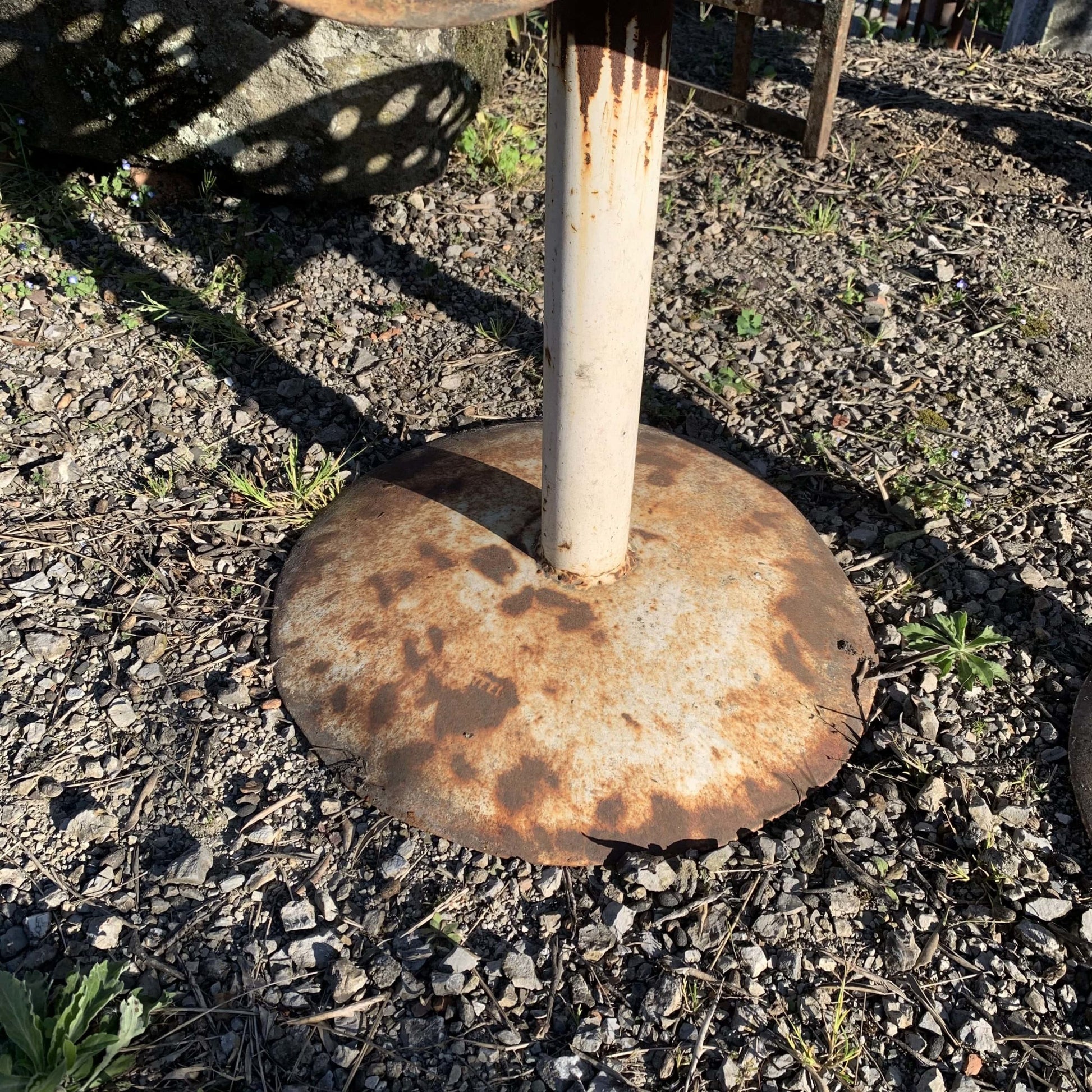 Vecchio sgabello in ferro 