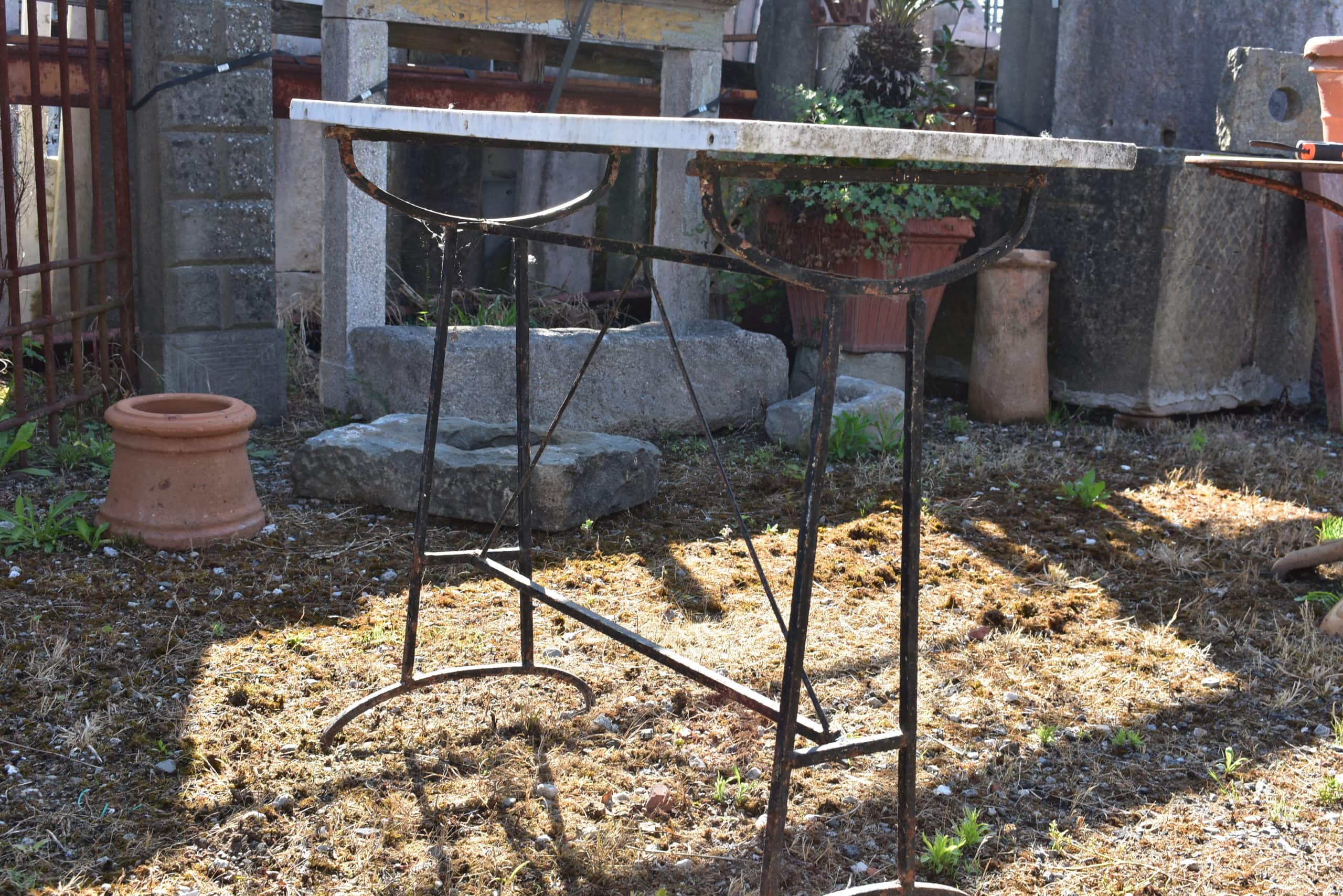 Vecchio tavolino con marmo