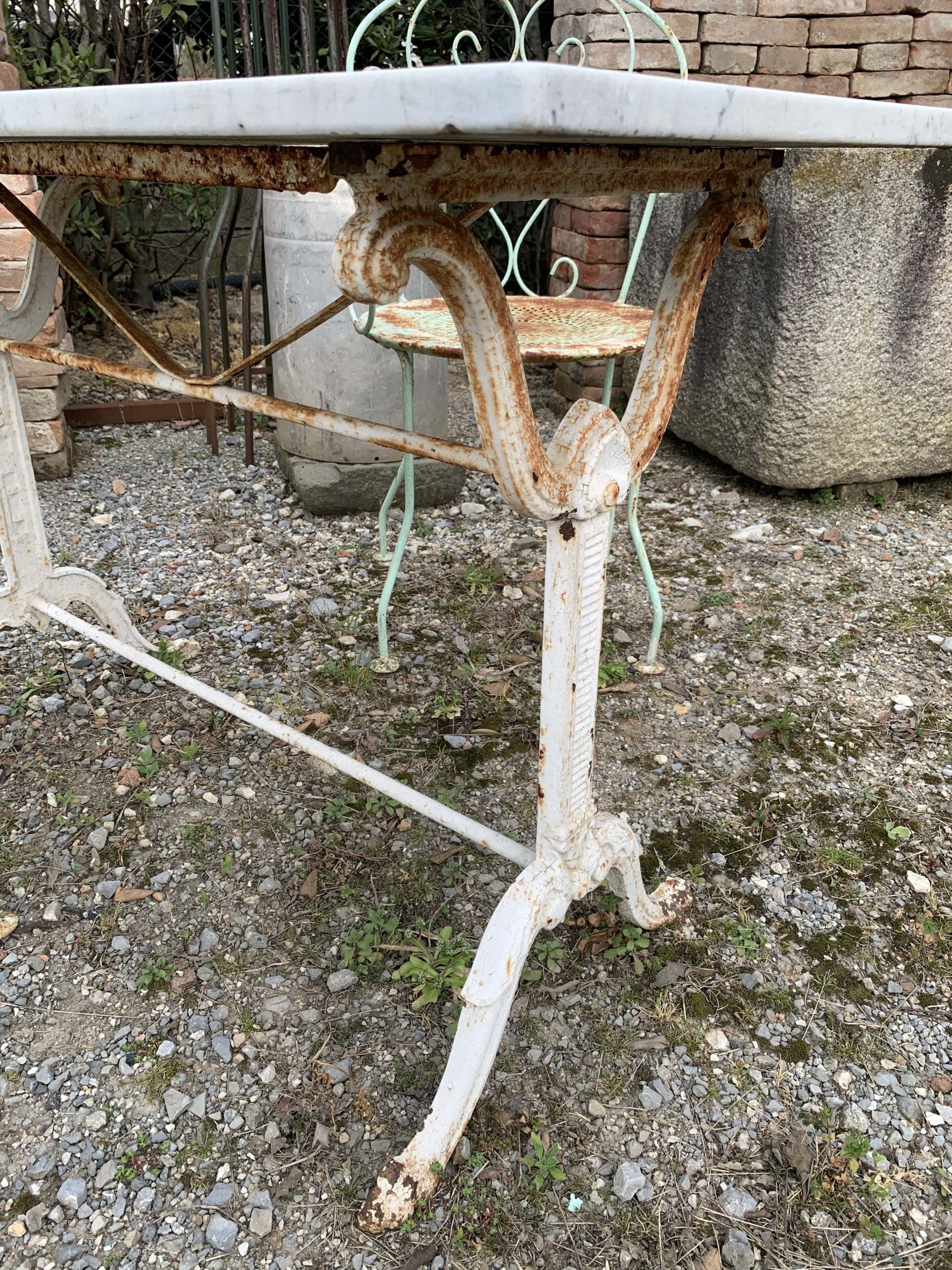Vecchio tavolino con piano di marmo