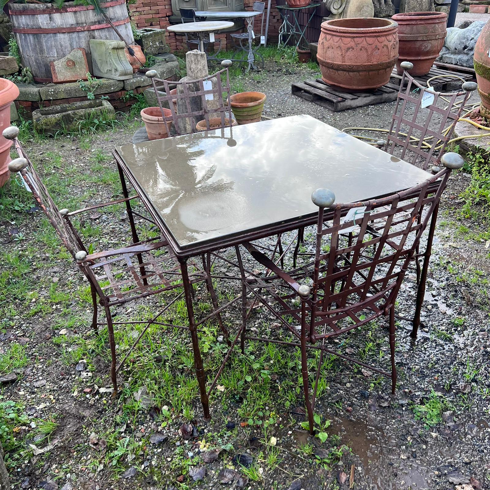 Vecchio tavolino di ferro 