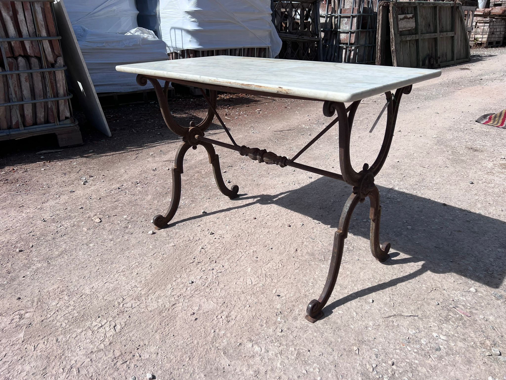 Vecchio tavolino recuperato 