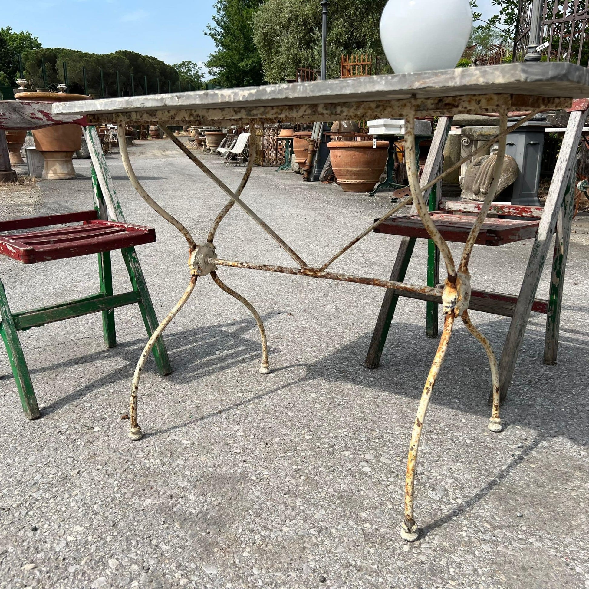 Vecchio tavolo con base 