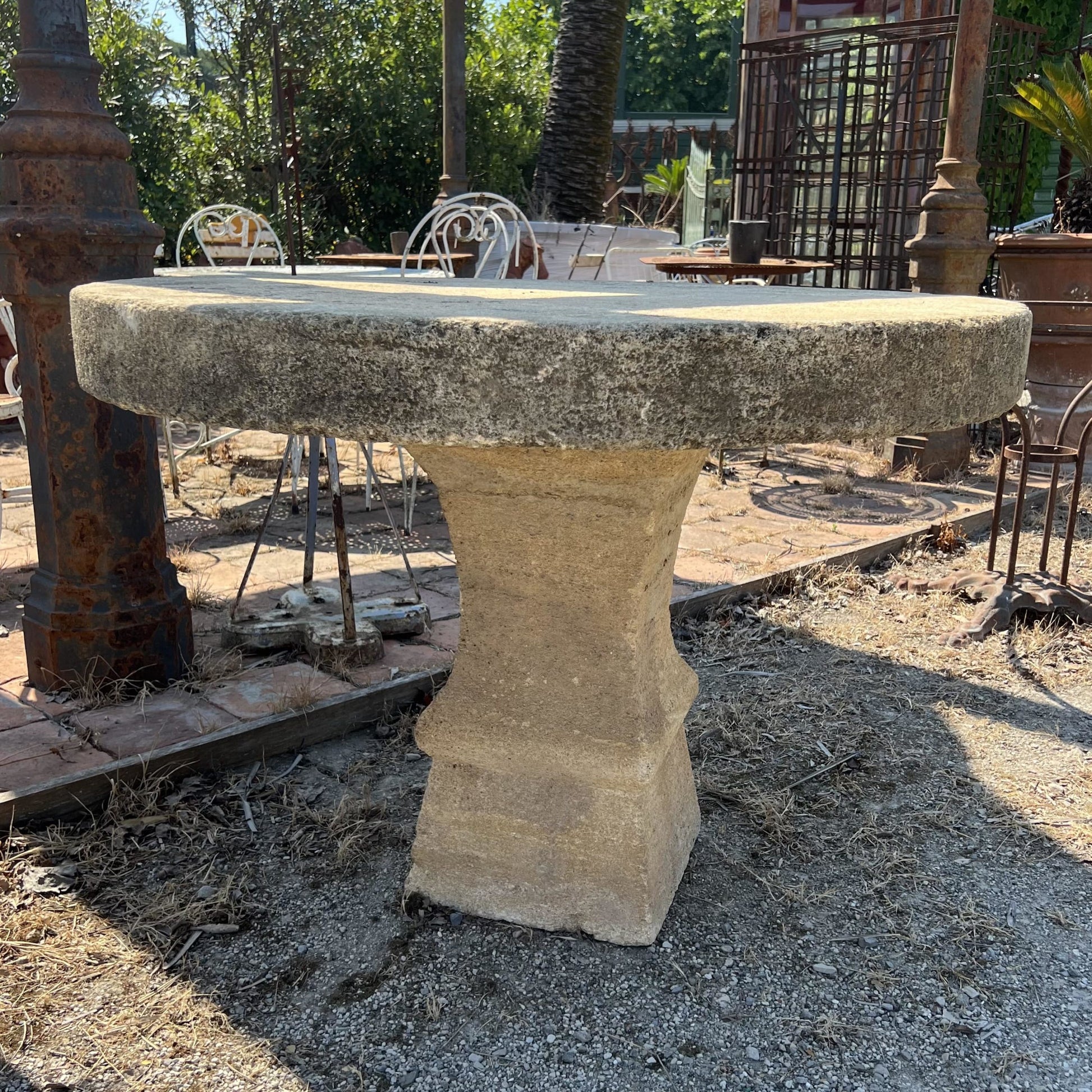 Vecchio tavolo in pietra 