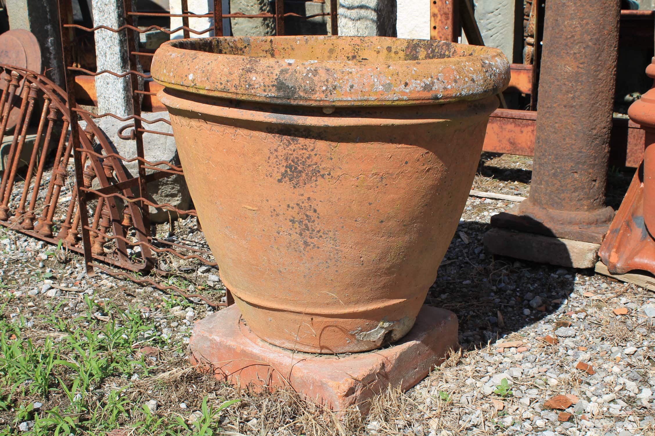 antica conca in terracotta piccola 