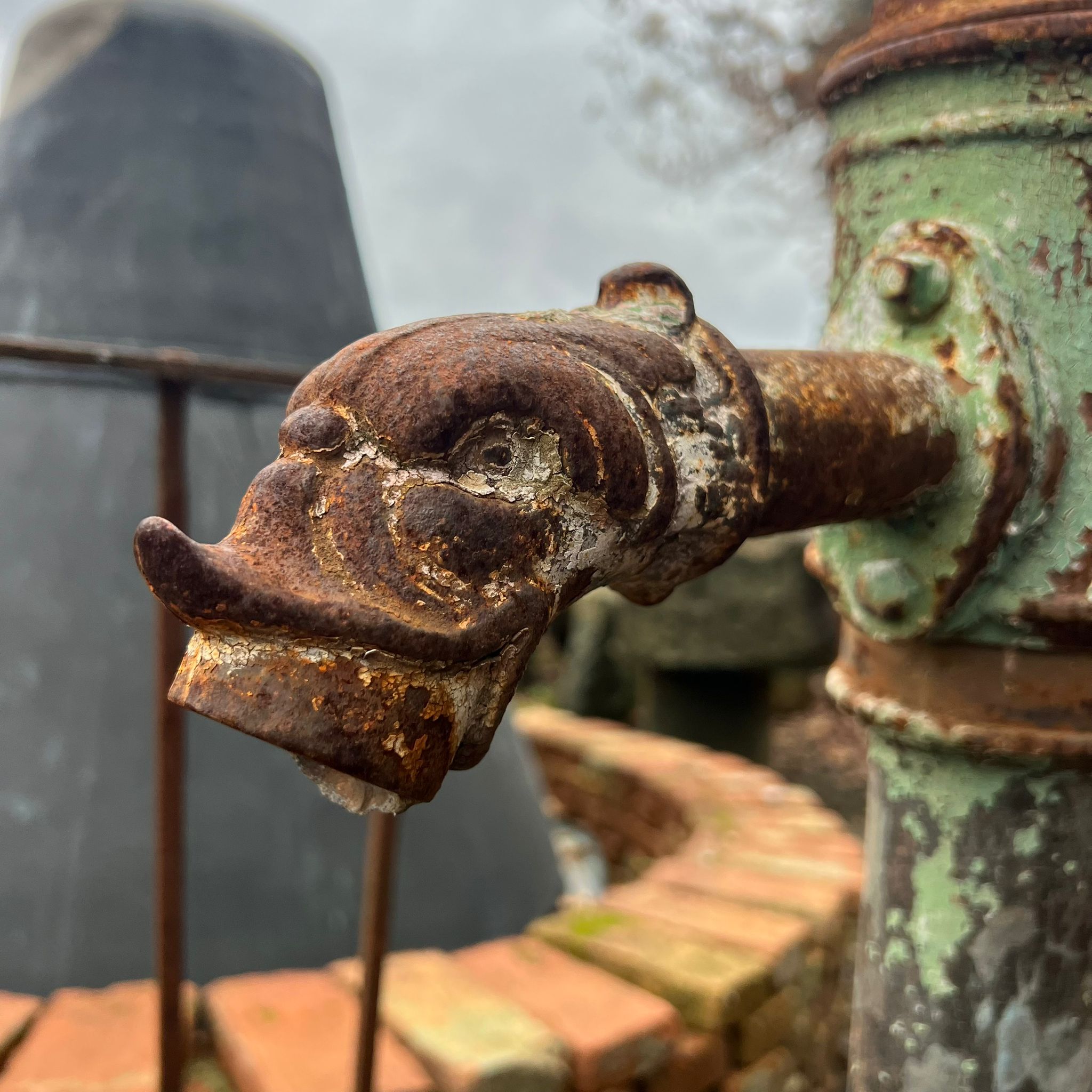 antica fontana in ghisa dettaglio