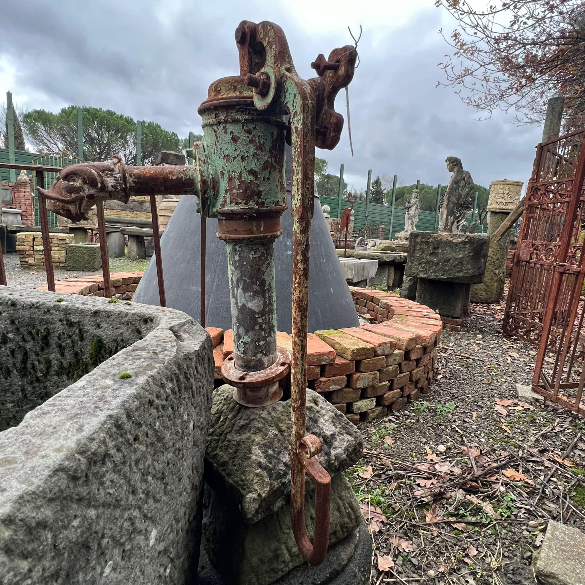 antica fontana in ghisa 