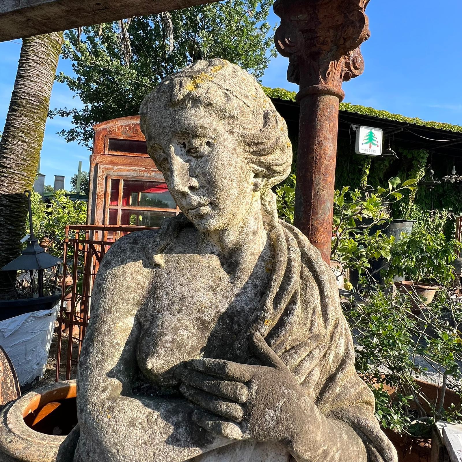 antica statua di donna volto 