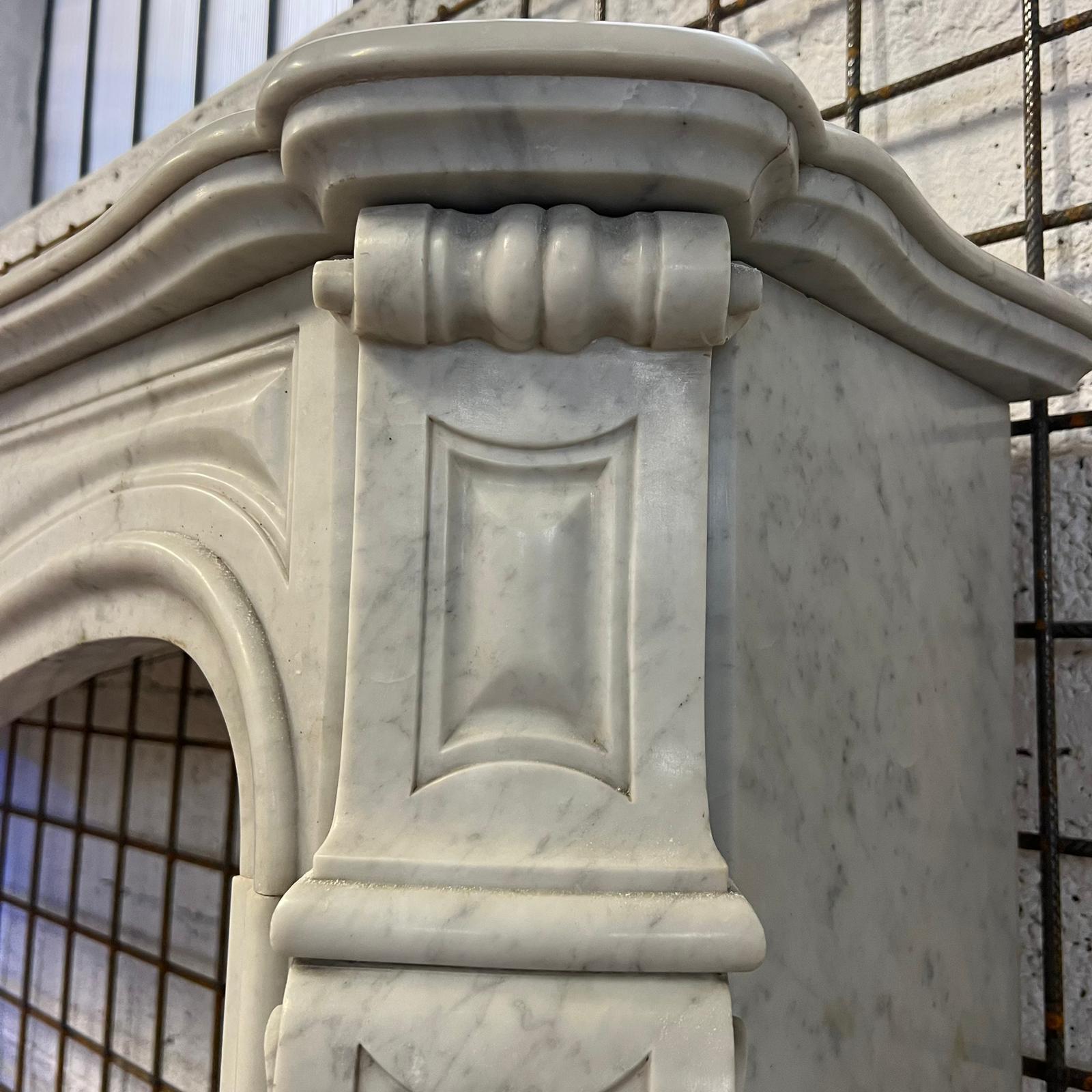 camino antico in marmo dettaglio 