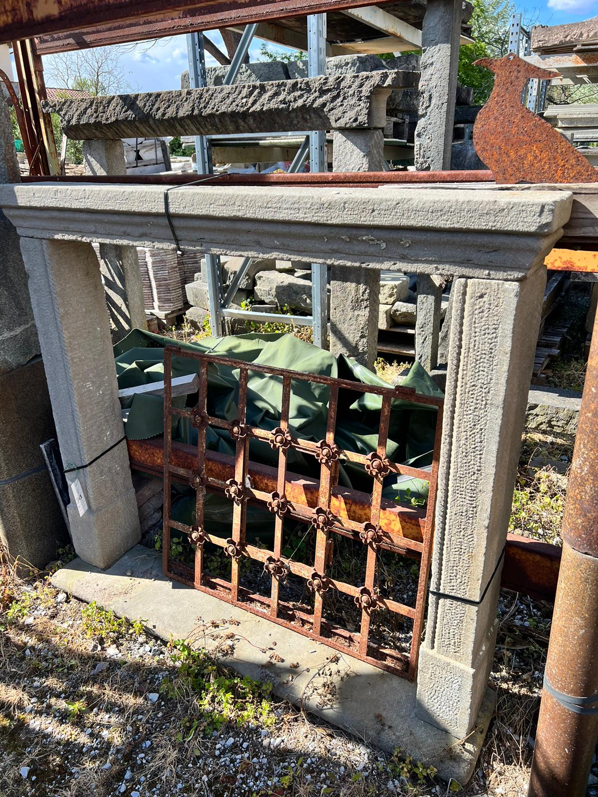 camino antico semplice in pietra 