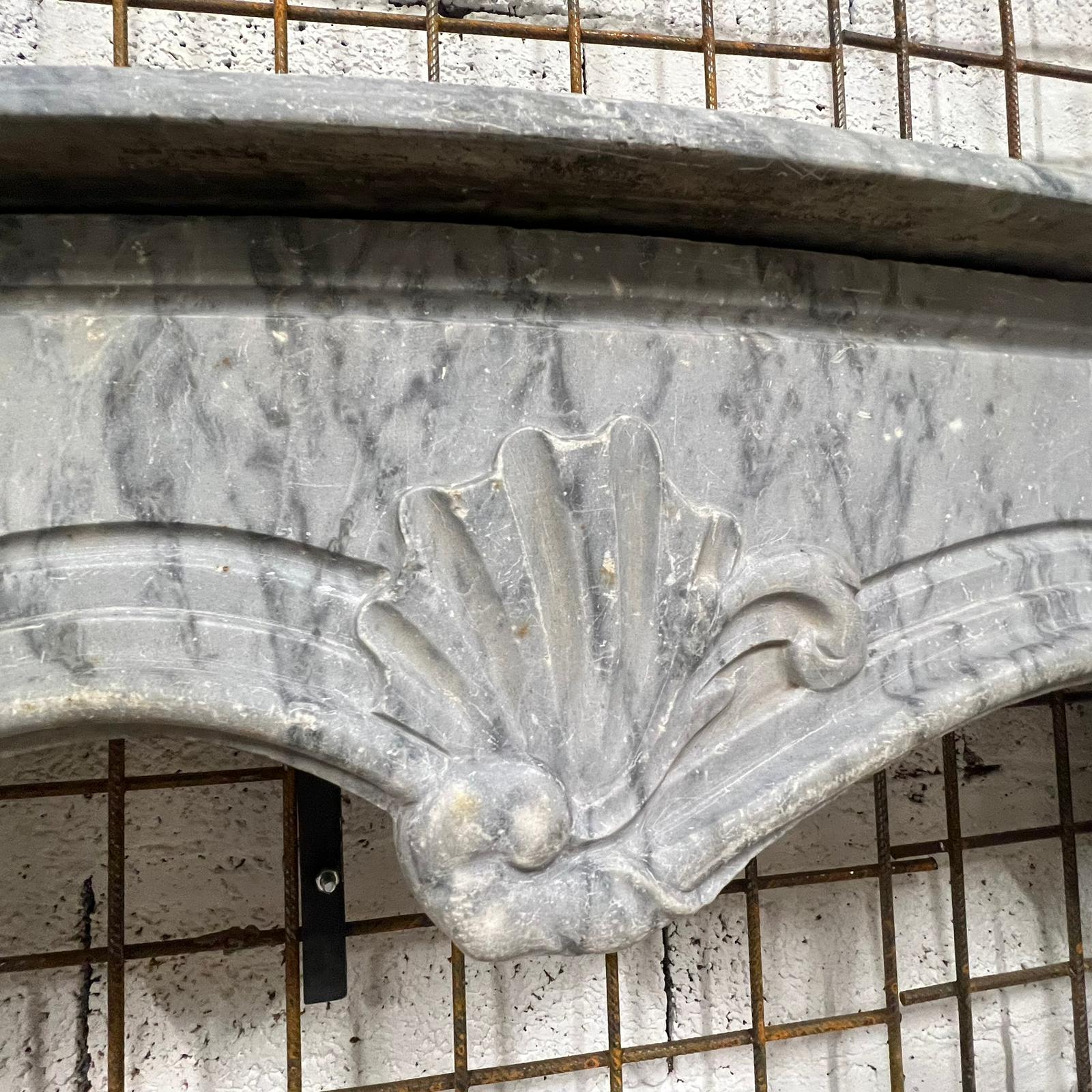 camino in marmo dettaglio frontale