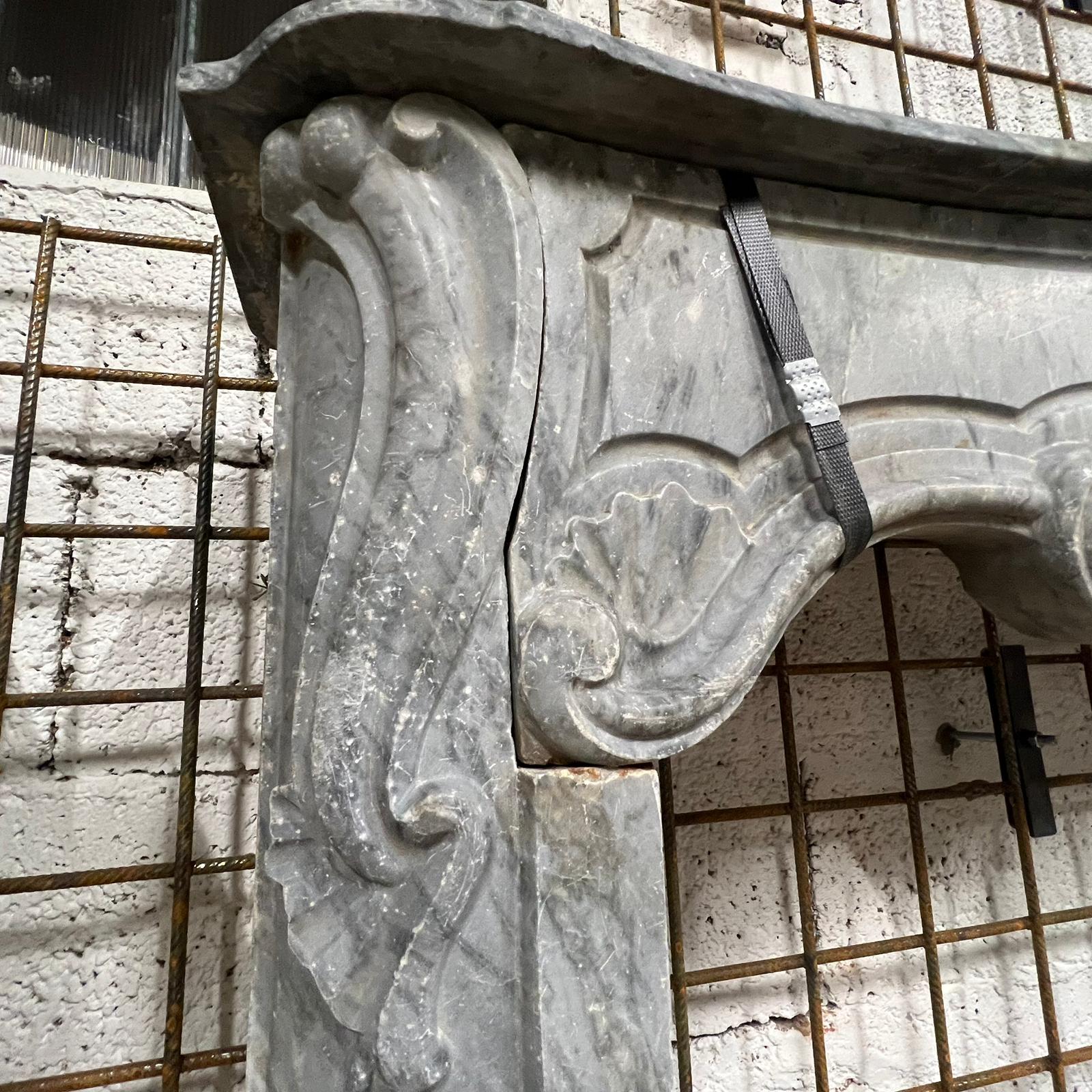 camino in marmo dettaglio laterale