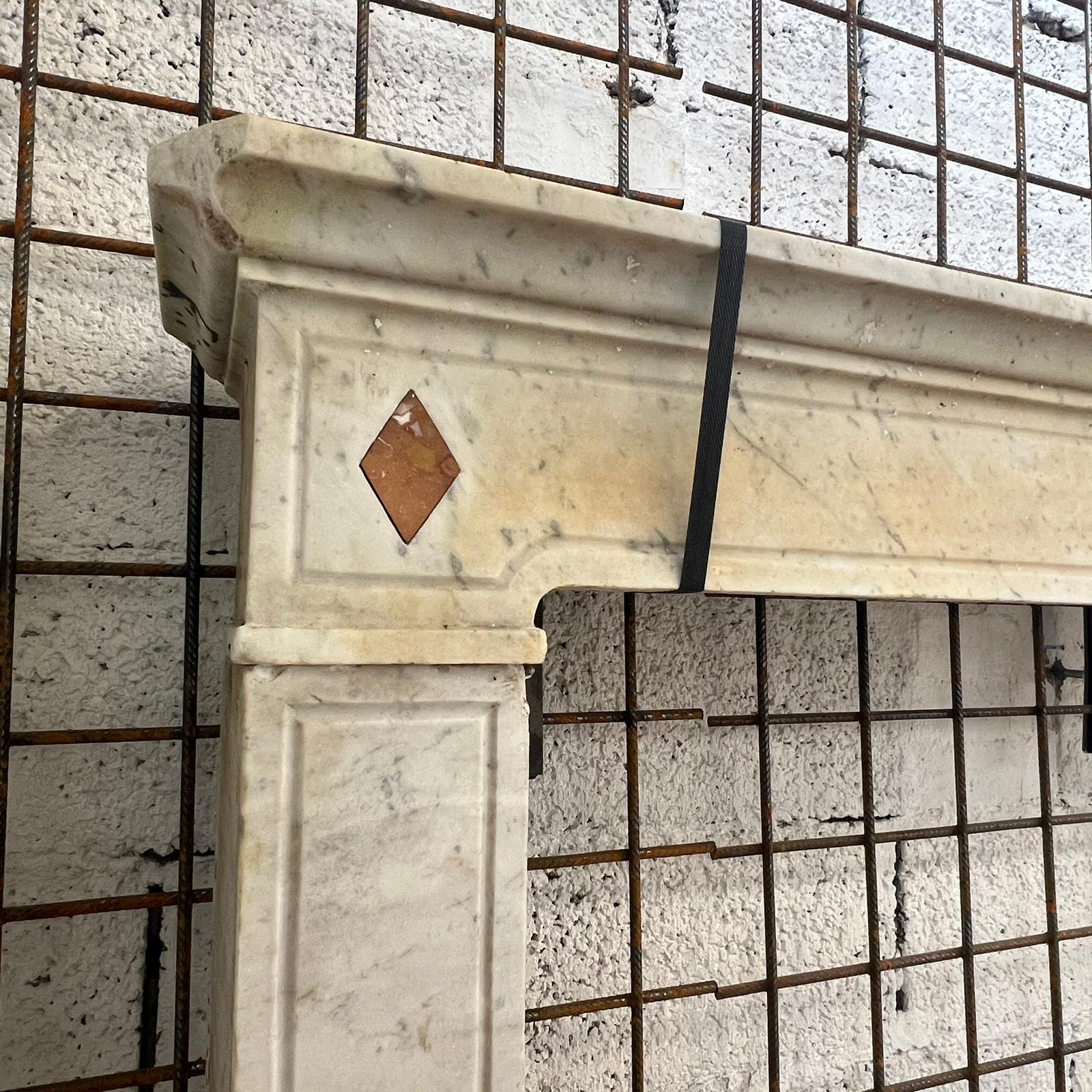 camino in marmo dettaglio 