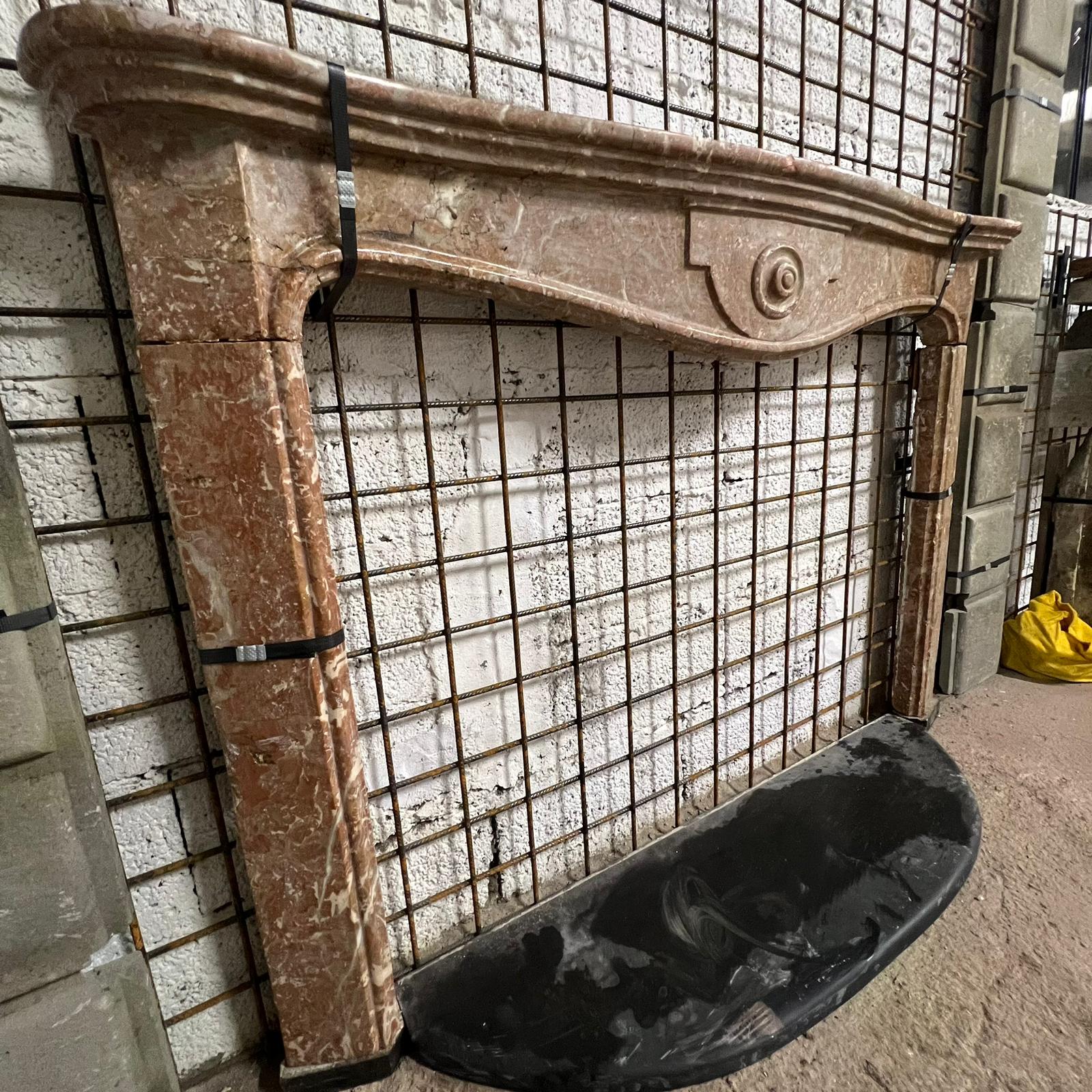 camino in marmo rosa laterale