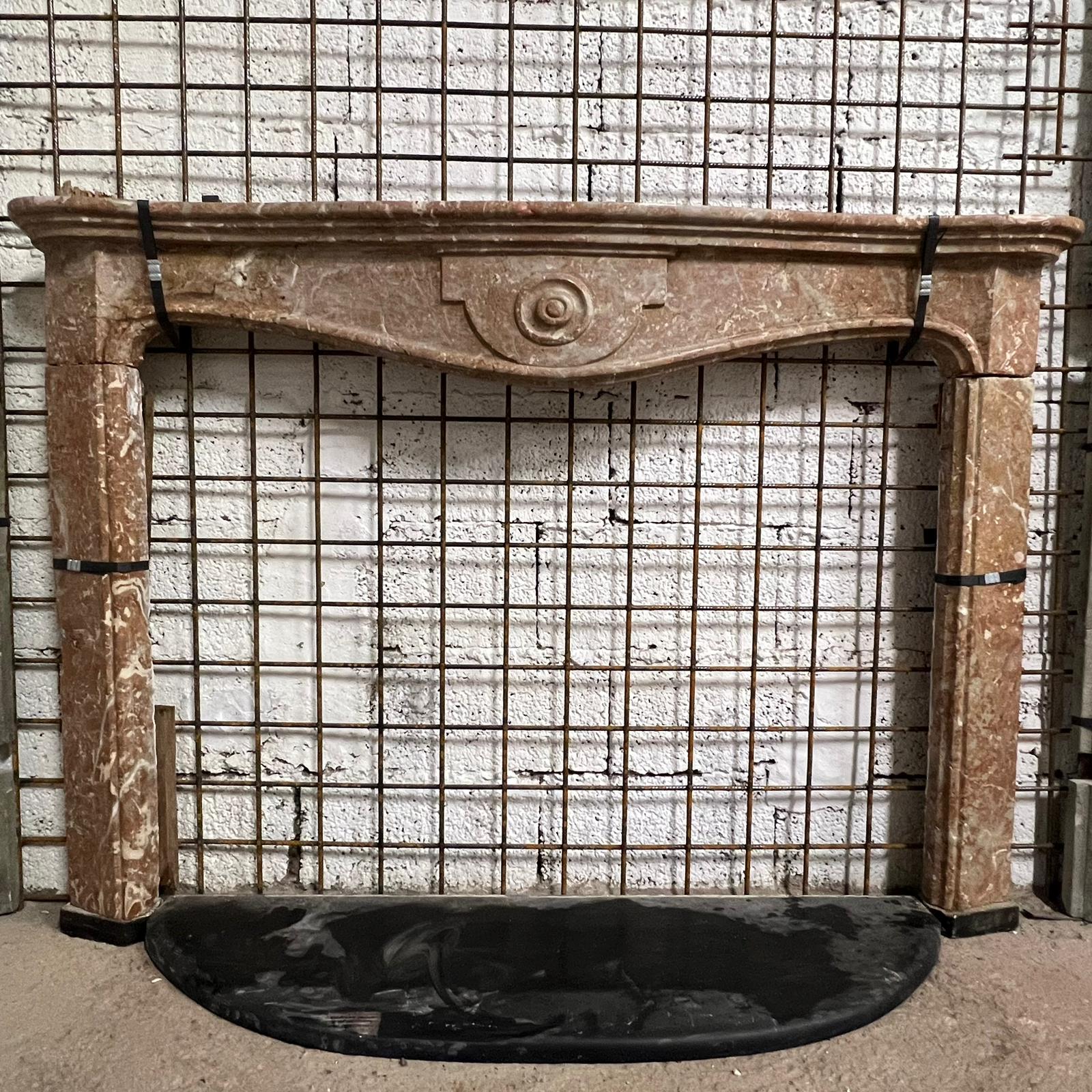 camino in marmo rosa recuperato 