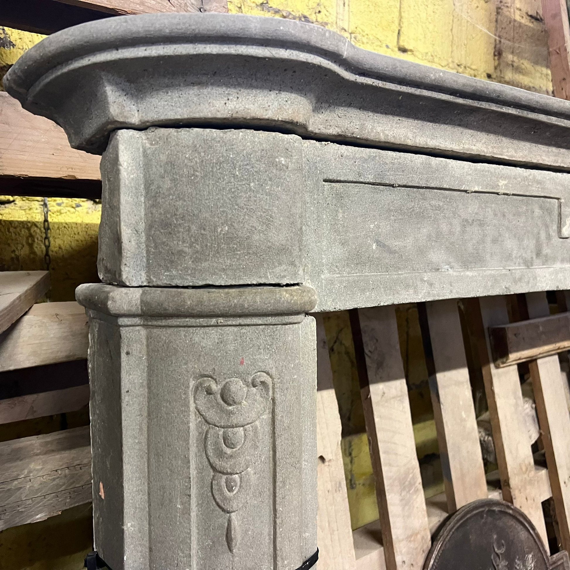 camino in pietra antico dettaglio laterale