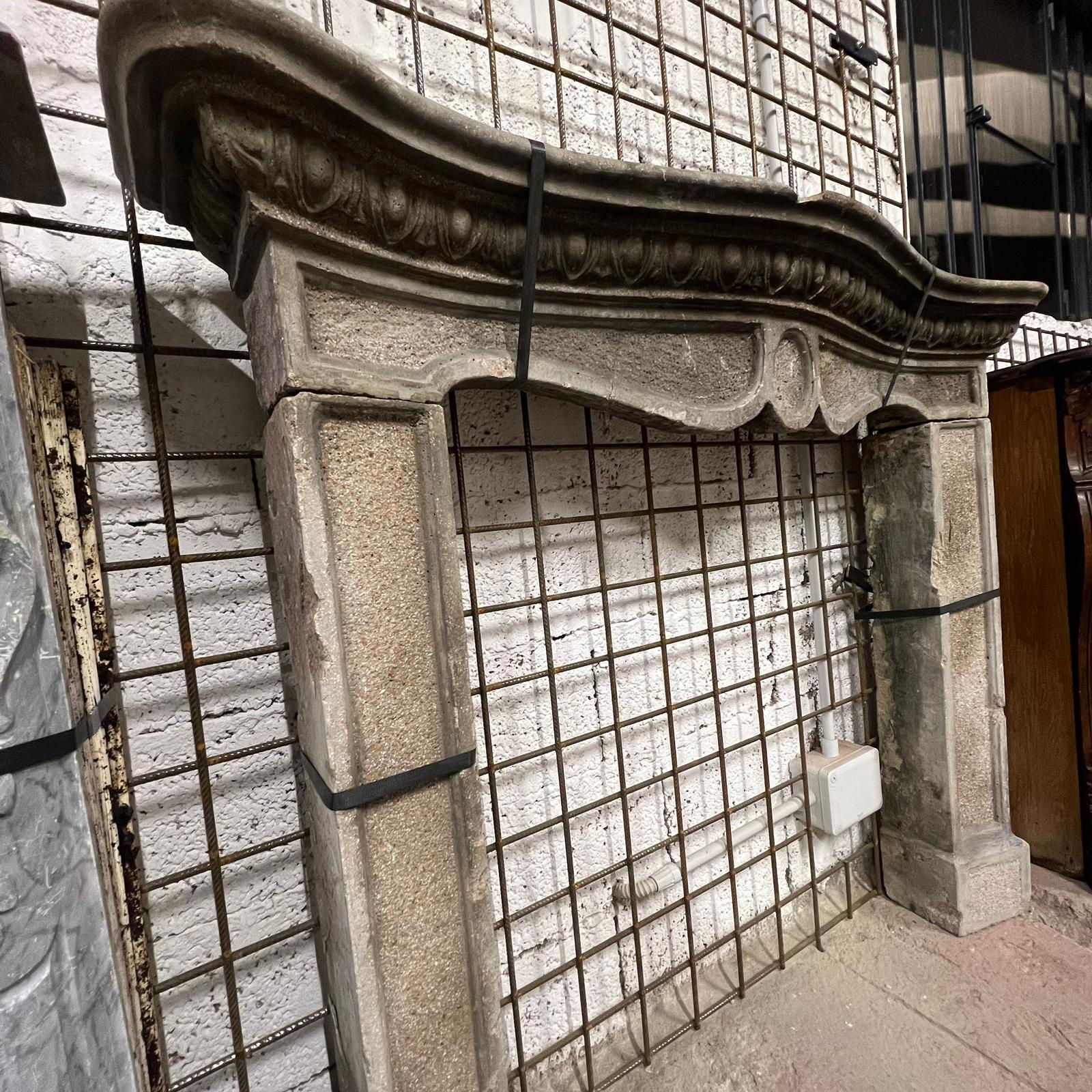 camino in pietra dettaglio laterale