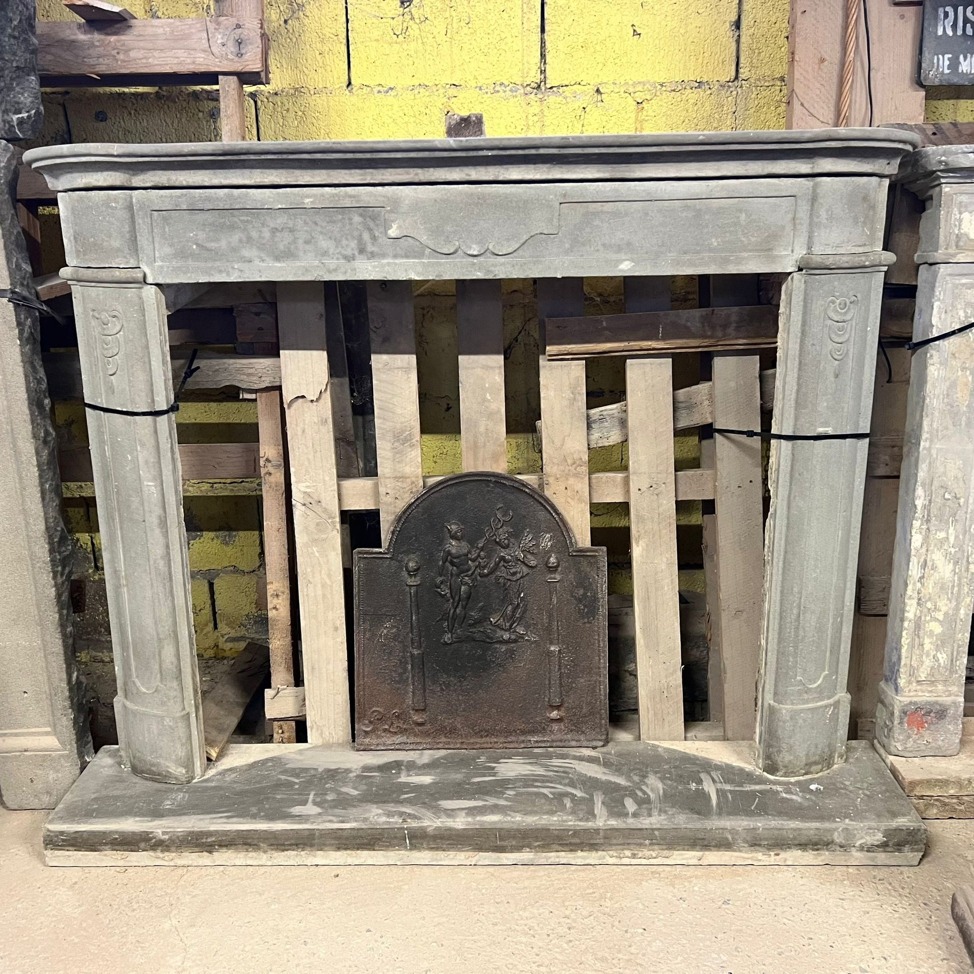 camino in pietra antico1