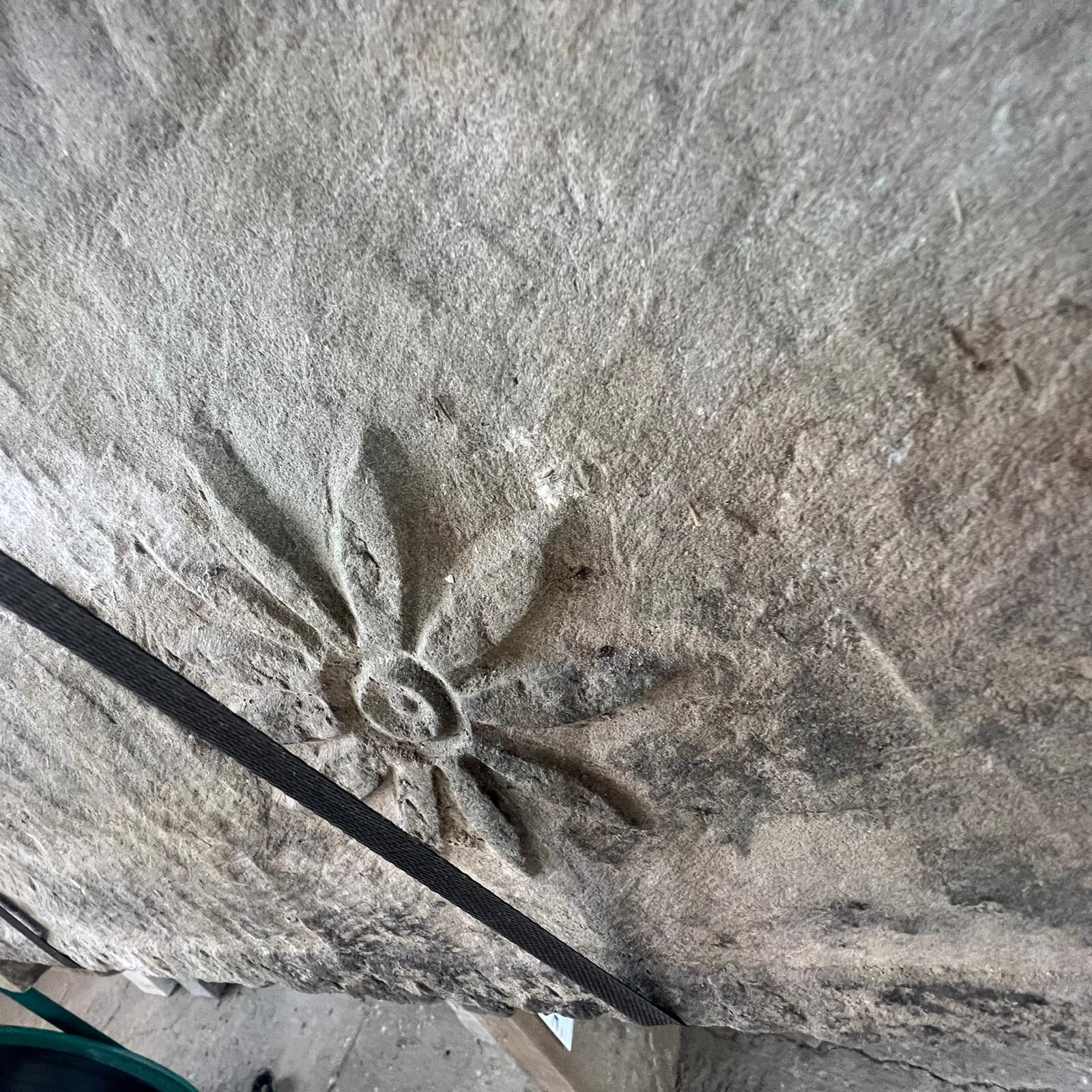 camino in pietra dettaglio frontale fiore