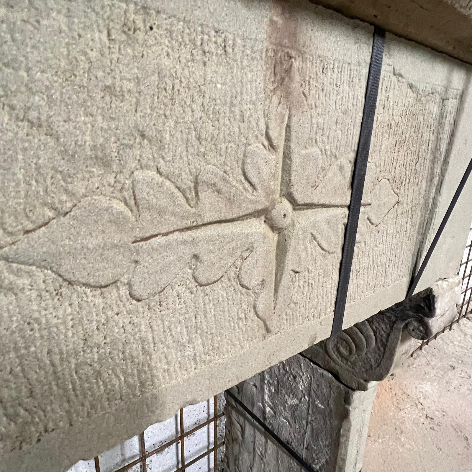 camino in pietra dettaglio frontale