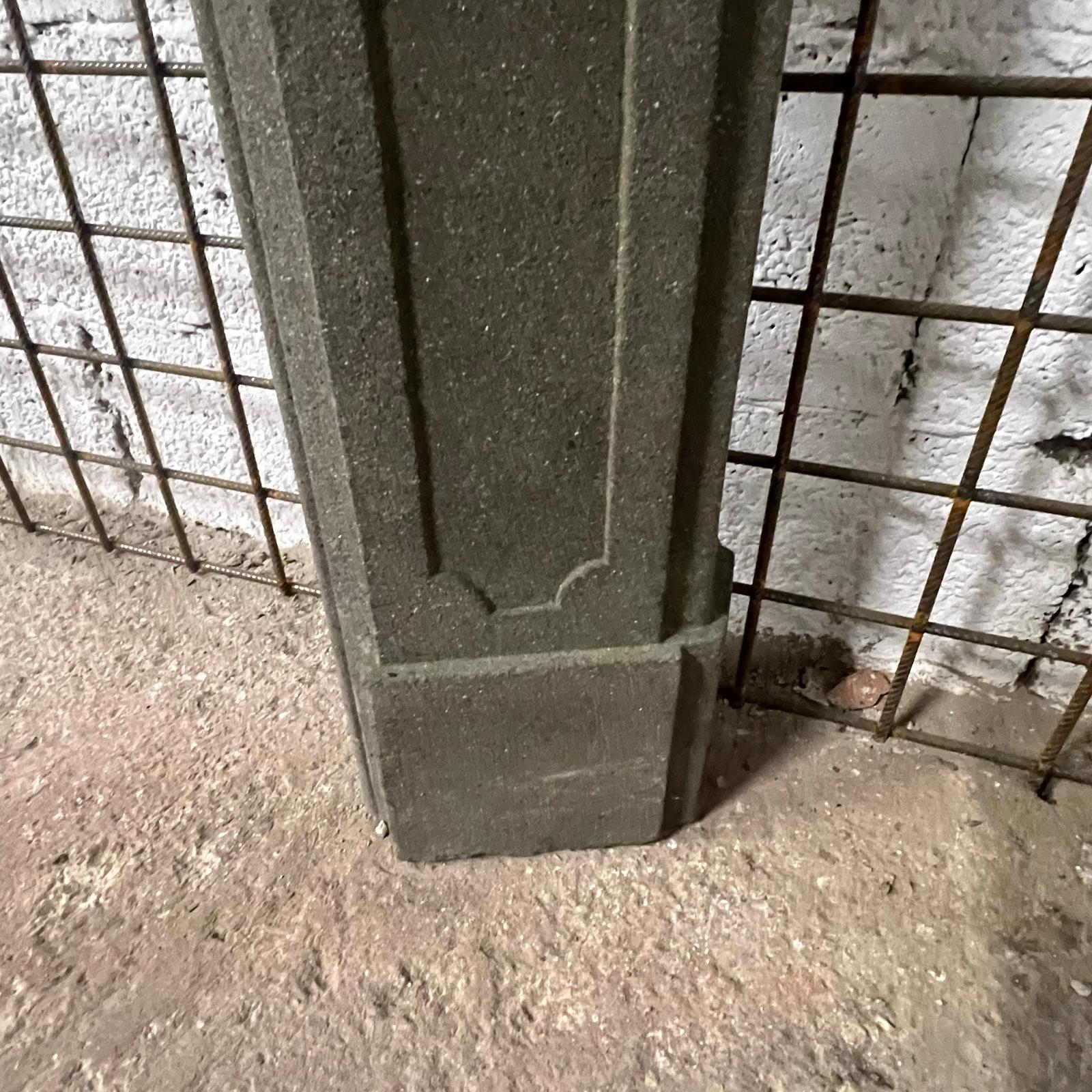 camino in pietra dettaglio gamba 