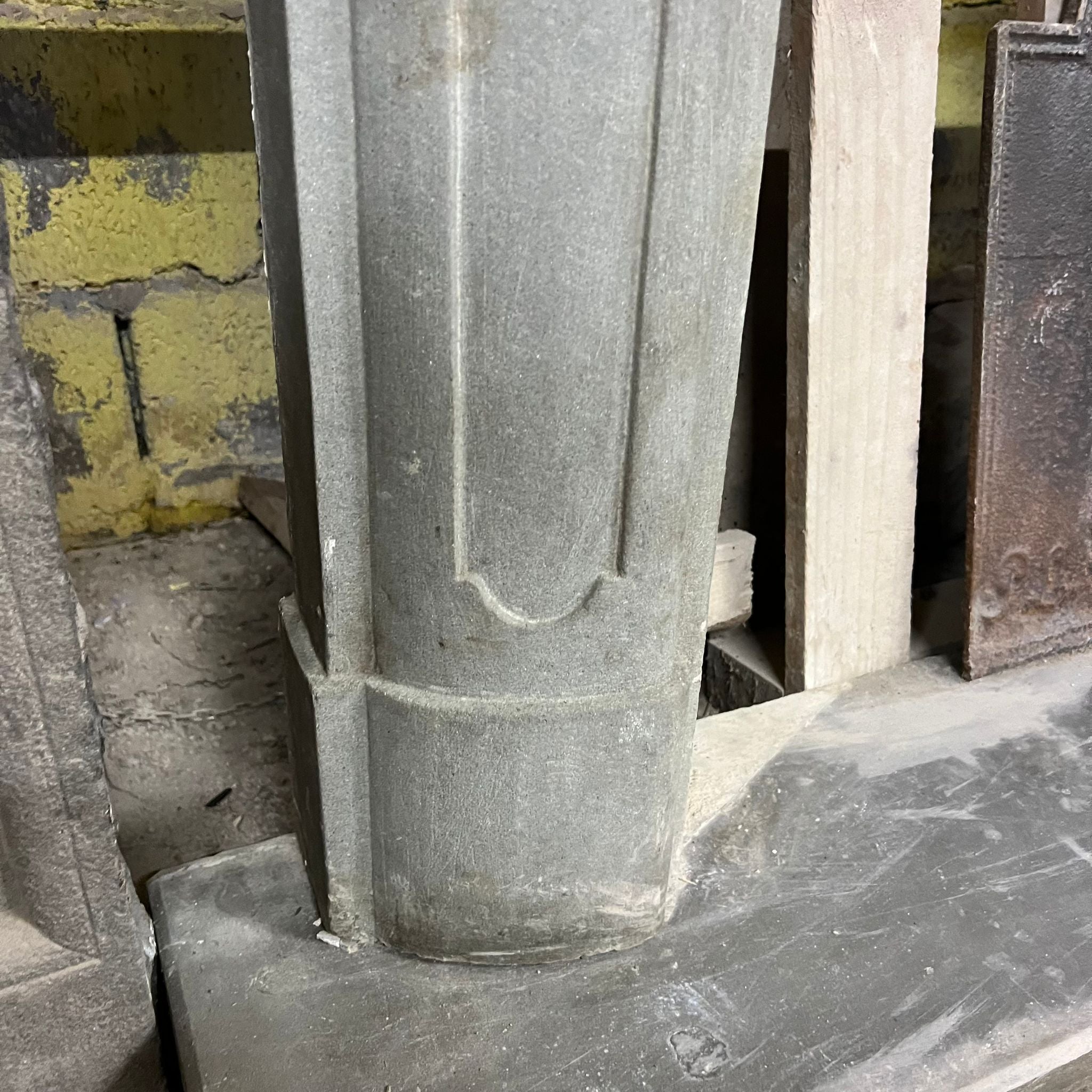 camino-in-pietra-dettaglio-gamba1