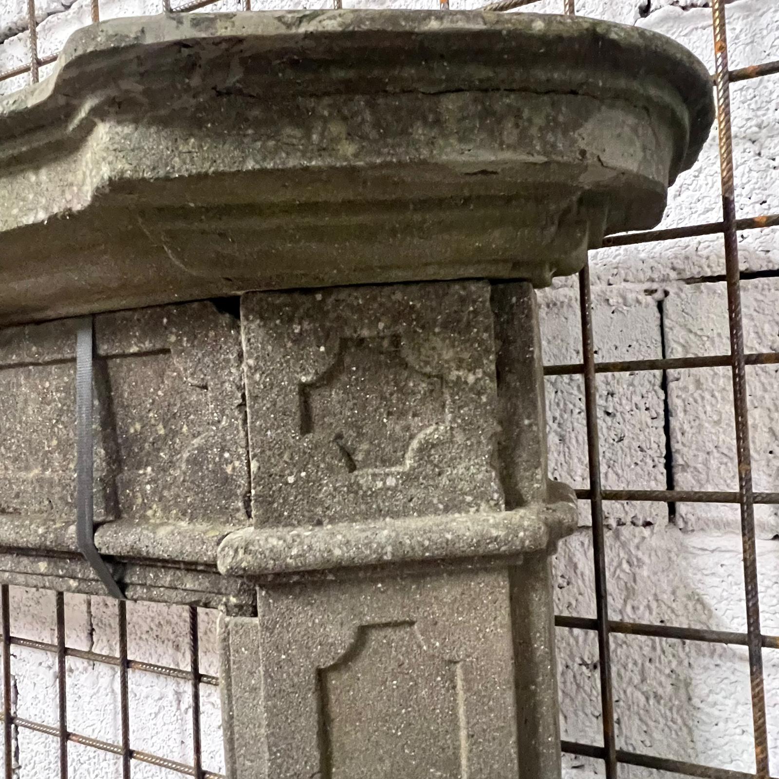 camino in pietra dettaglio laterale