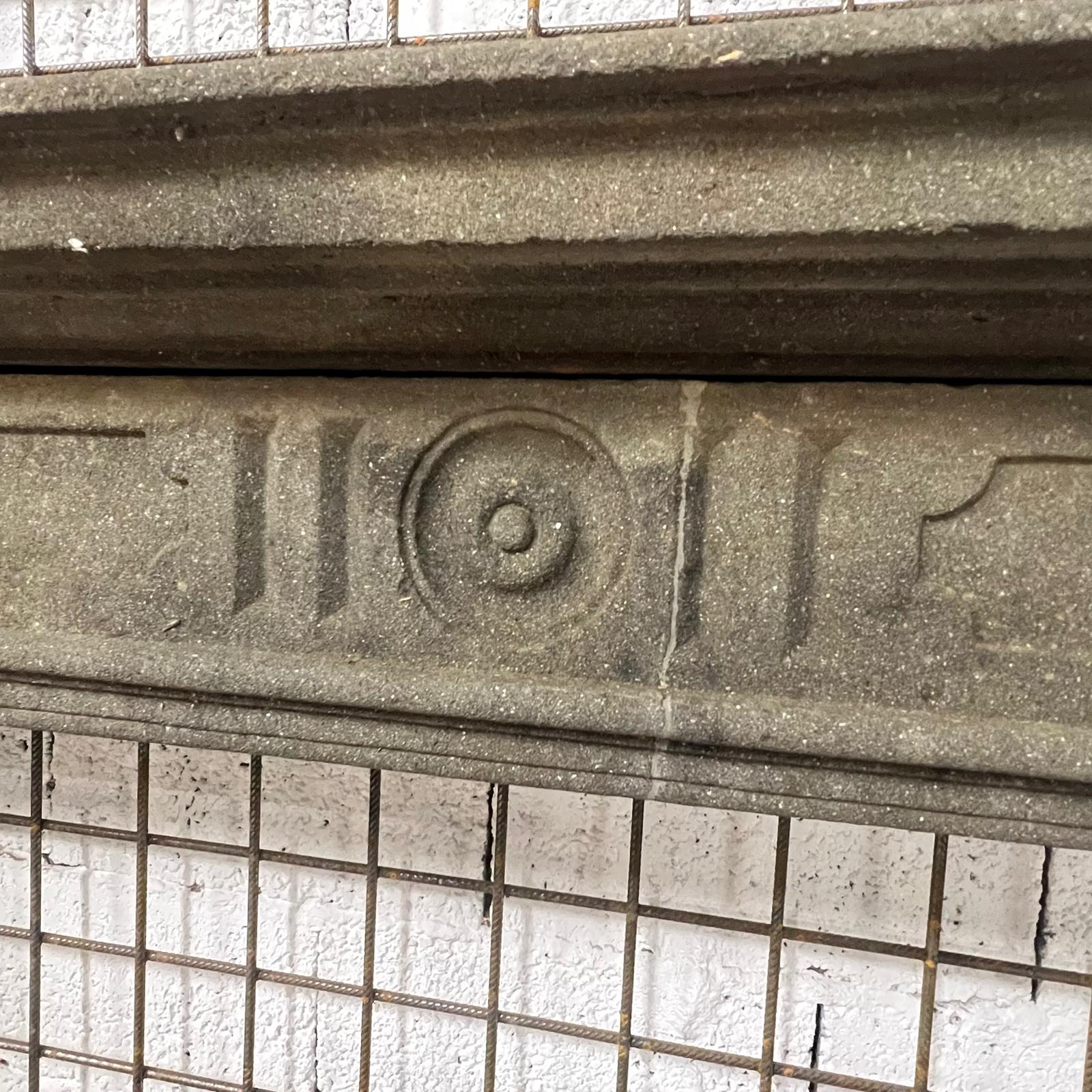 camino antico in pietra dettaglio frontale