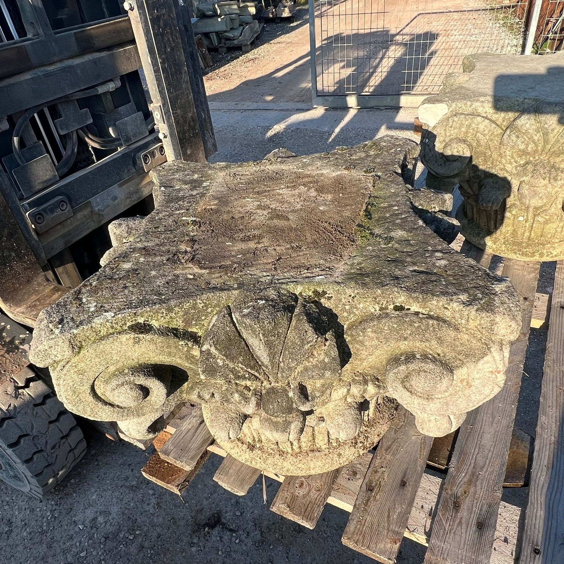 capitello antico in pietra 