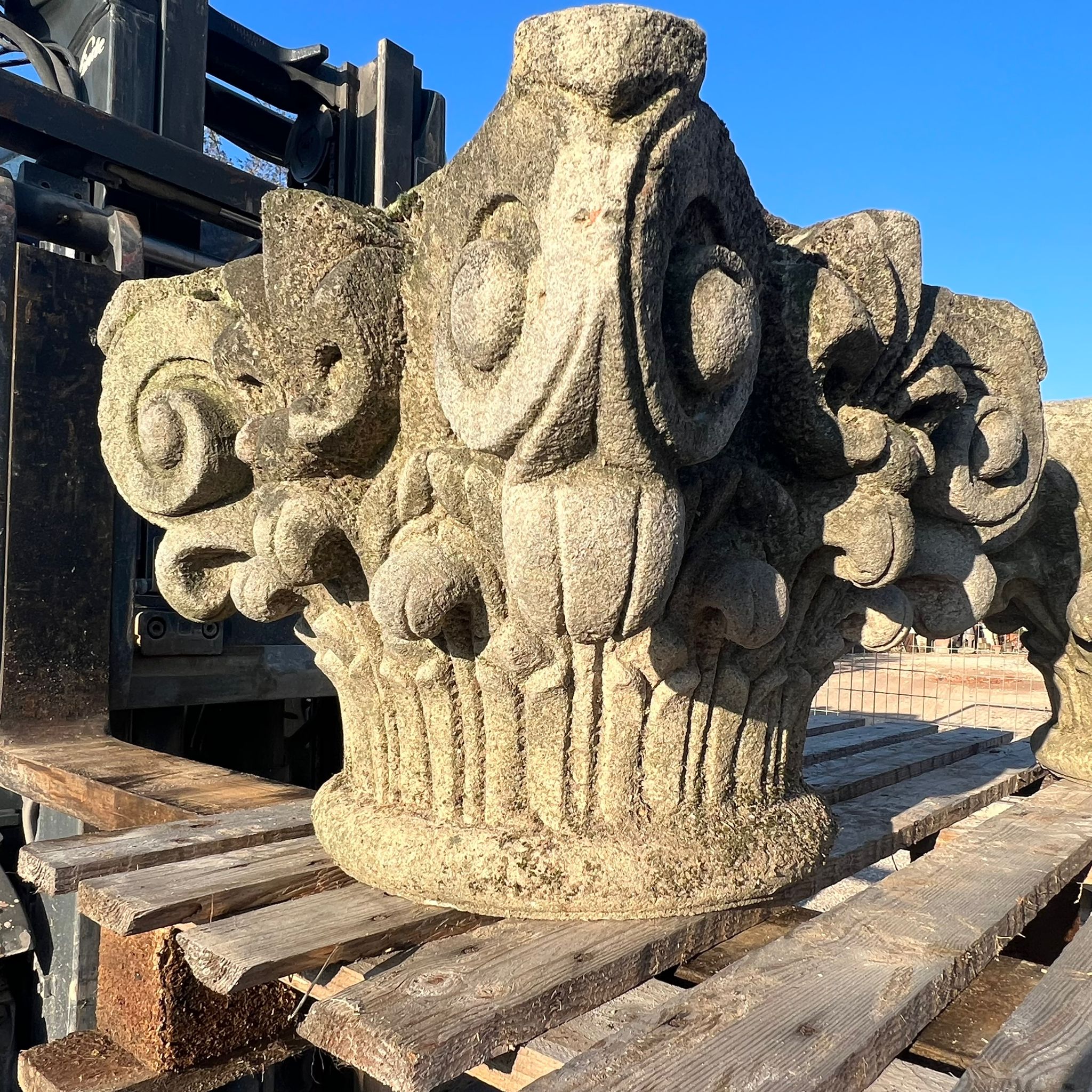 capitello in pietra dettaglio laterale