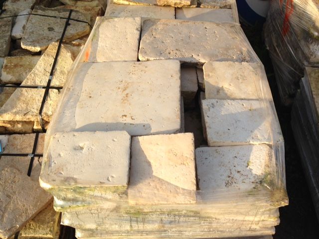 Lastricato in pietra bianca di recupero