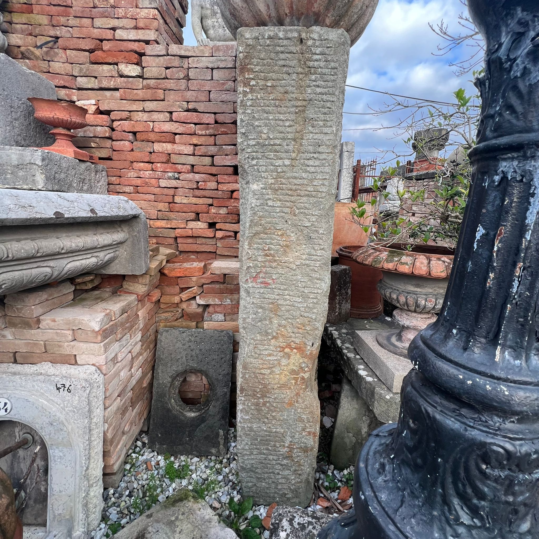 colonna antica in pietra frontale
