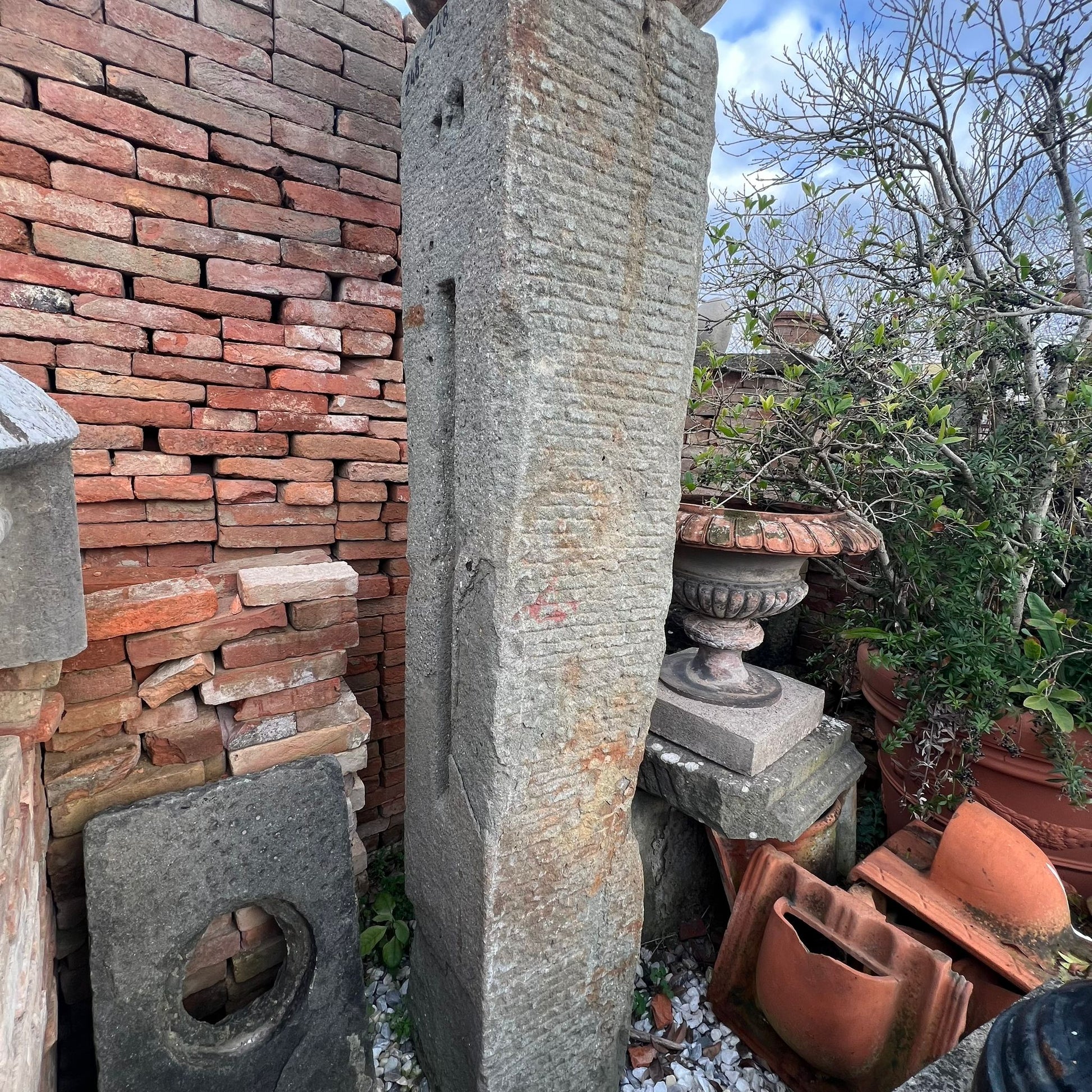 colonna antica in pietra 