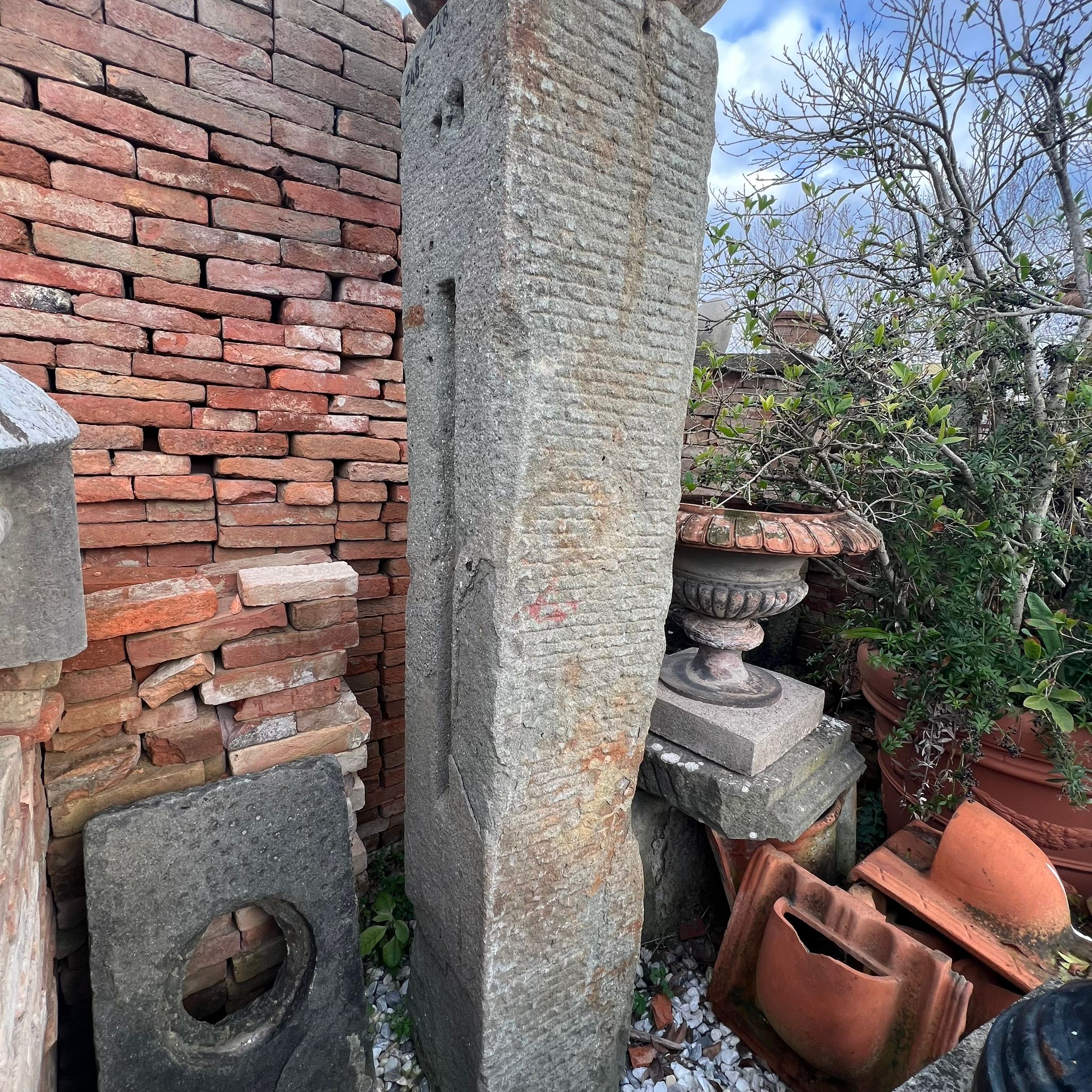 colonna antica in pietra 