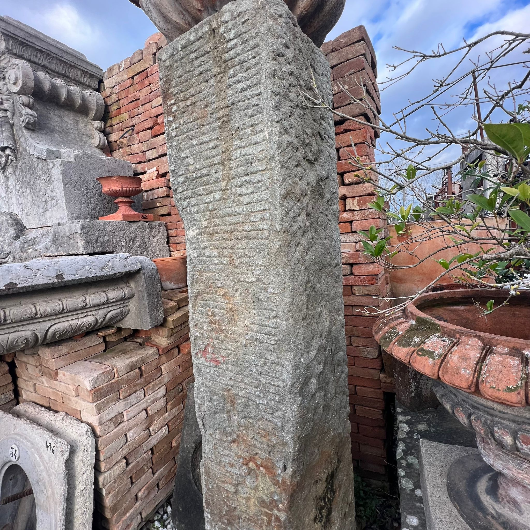 colonna pietra dettaglio